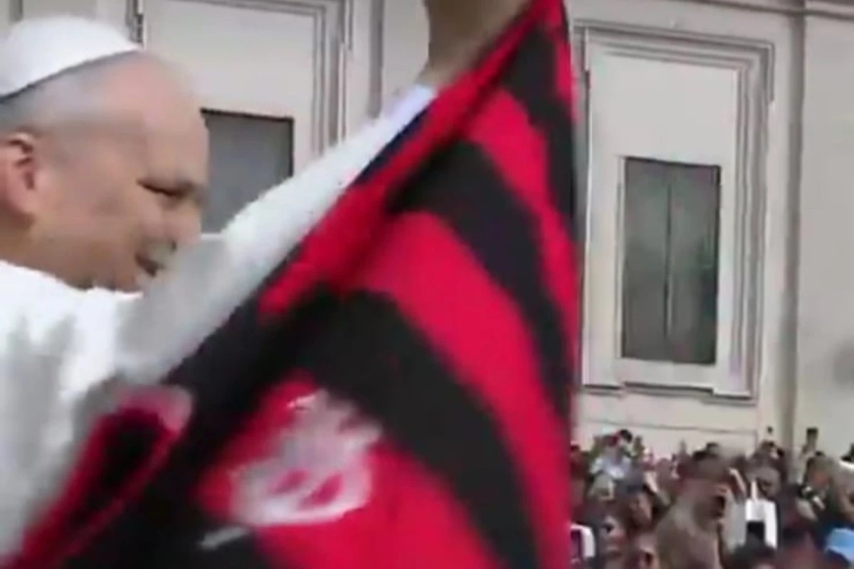 Análise Profunda: A Camisa do Flamengo no Vaticano e o Poder da Diplomacia Cultural