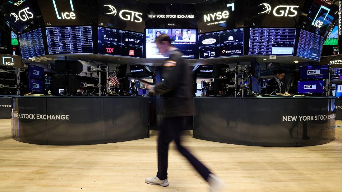 Divergência Econômica: Lucros Bancários Contrastam com Turbulência Financeira e Sinais de Recessão Global