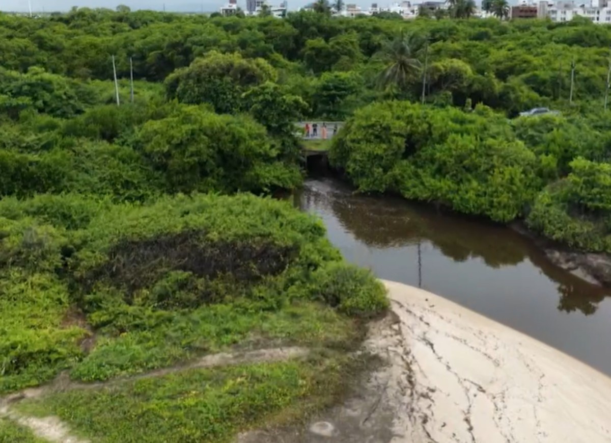 Poluição Persistente: Águas Escuras em Intermares e Bessa Revelam Desafio Crônico na Grande João Pessoa