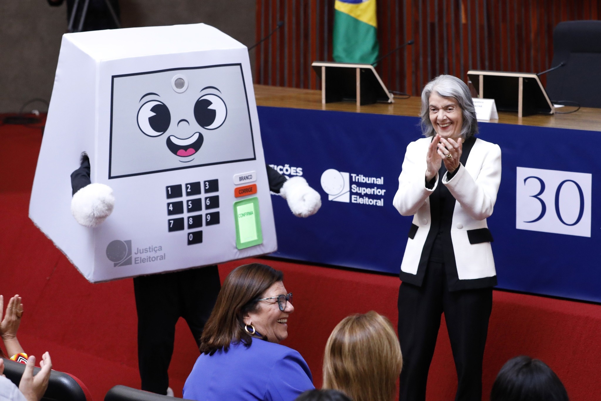 O 'Pilili' da Urna Eletrônica: A Limitação Tecnológica que Moldou a Sonoridade da Democracia Brasileira