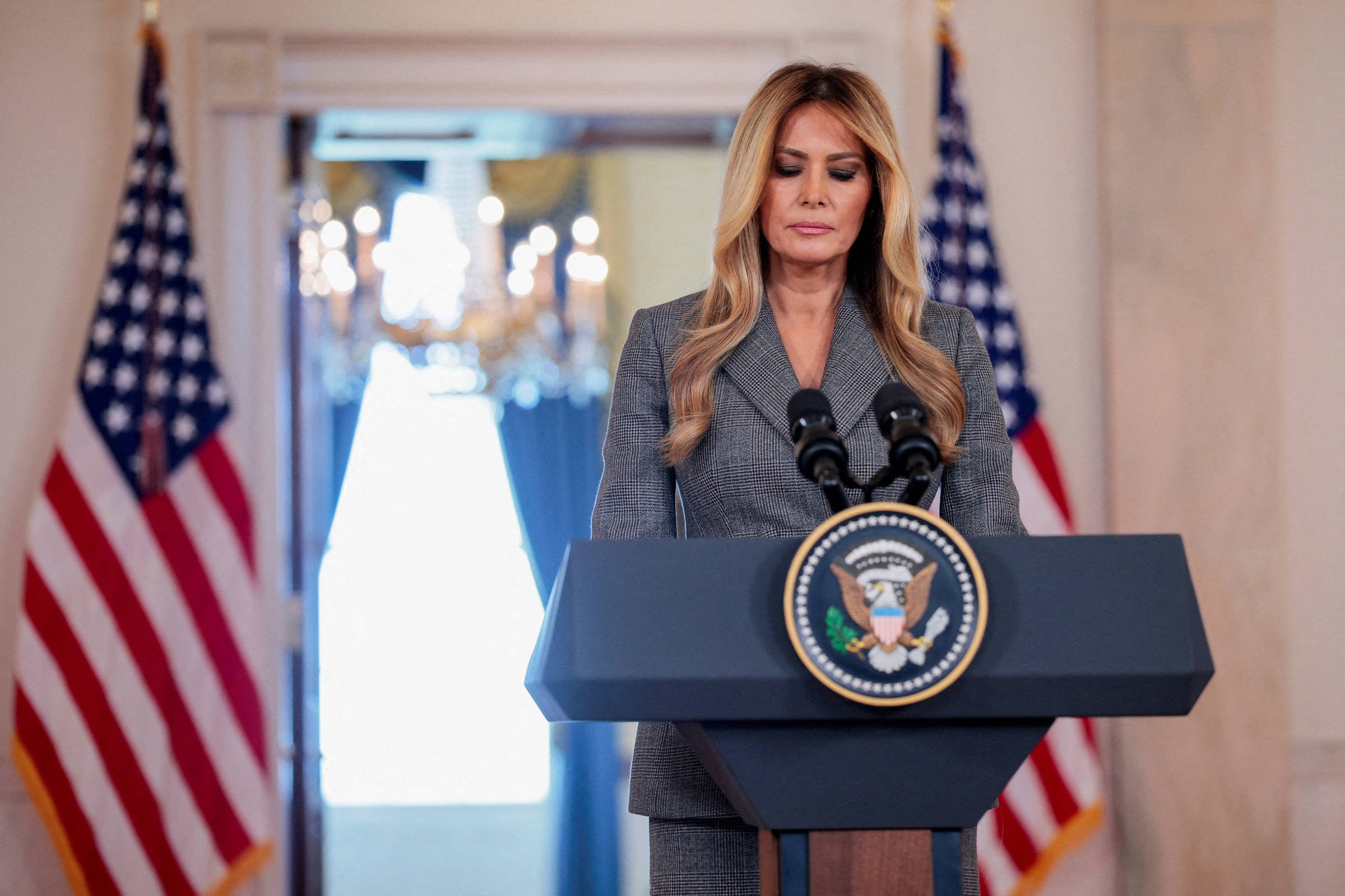 Melania Trump Nega Vínculos com Jeffrey Epstein: O Porquê e Como Este Escândalo Atinge a Confiança Global