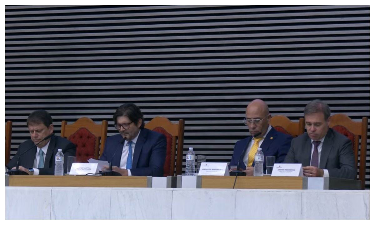 A Condecoração de André Mendonça e a Reconfiguração do Eixo Político-Judiciário no Brasil