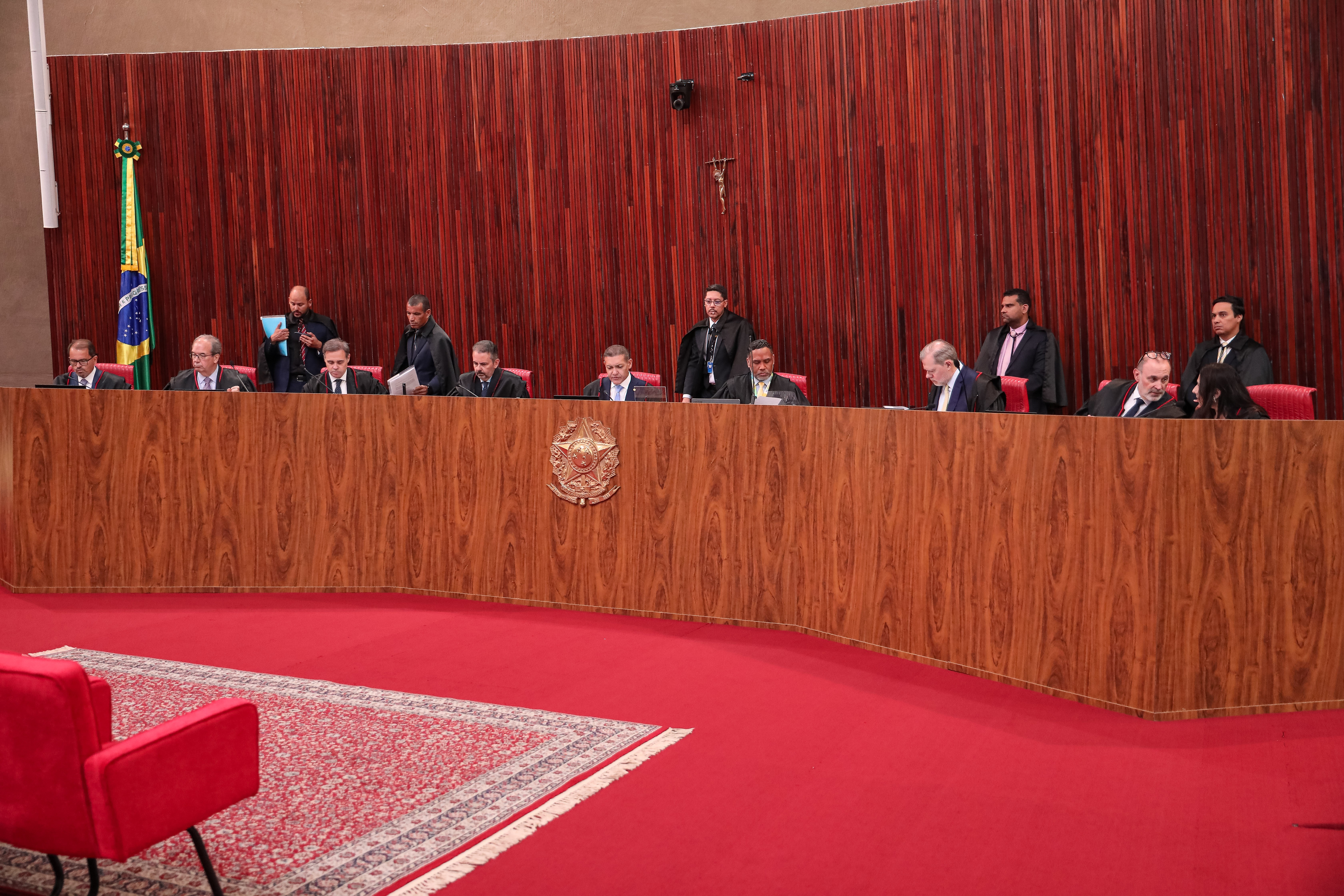 Ministros do TSE criticam Nunes Marques por barrar votação em plenário sobre ‘Exército do Lula’ e veem decisão ampliando crise na Corte