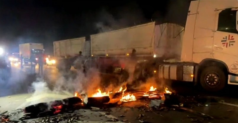 Moradores de comunidade protestam às margens de BR-230, na Grande João Pessoa, após morte de jovem