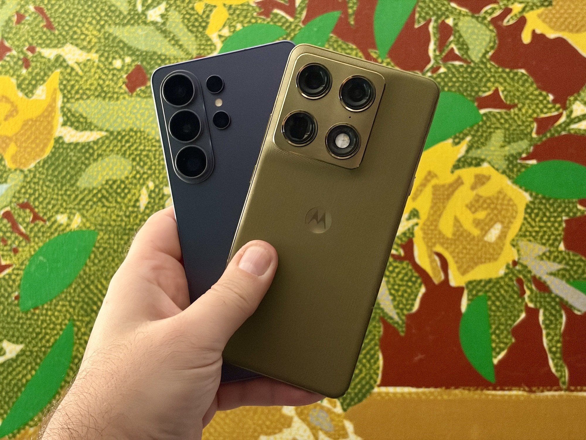 Smartphones de Elite: Decifrando a Estratégia dos Fabricantes e o Verdadeiro Valor para o Consumidor