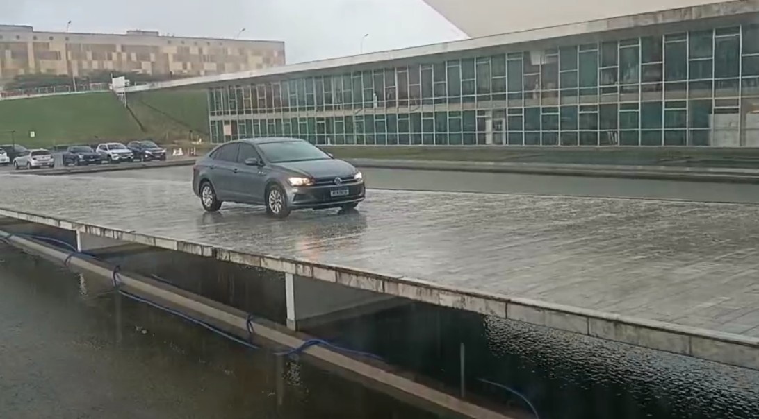 Invasão da Rampa da Câmara: Um Símbolo de Vulnerabilidade Institucional e Desafios Cívicos