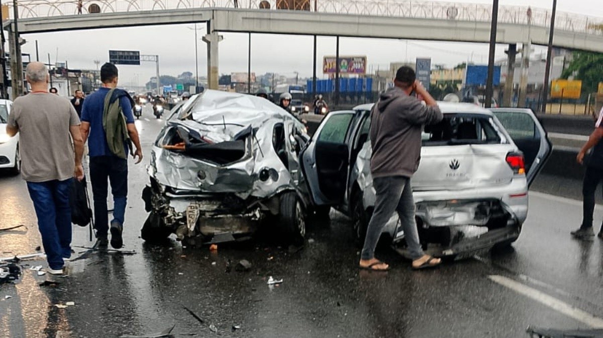 Engavetamento na Dutra: morte de motorista e feridos