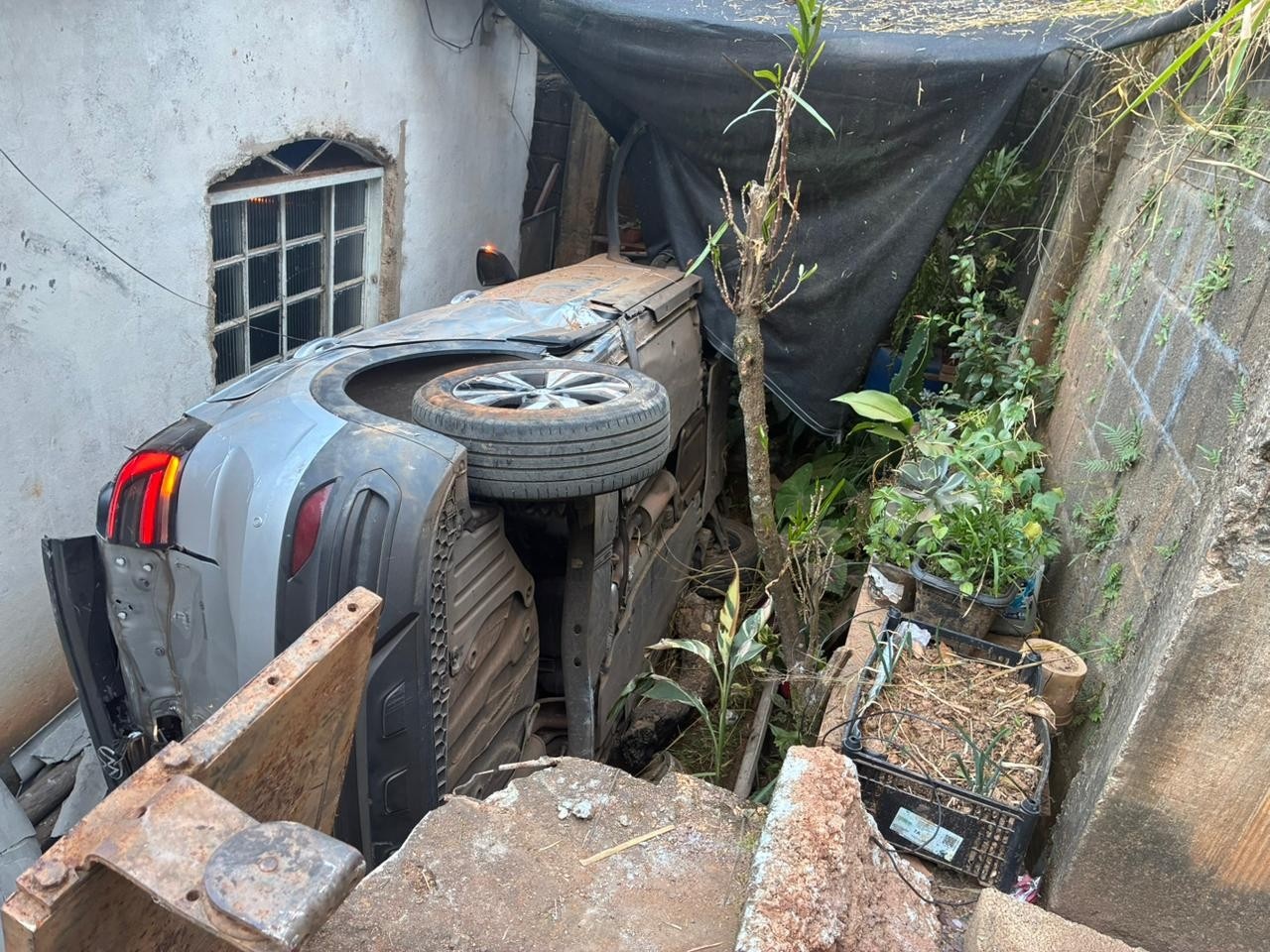 Sabará: Acidente em Bairro Íngreme Revela Desafios Crônicos de Segurança Urbana