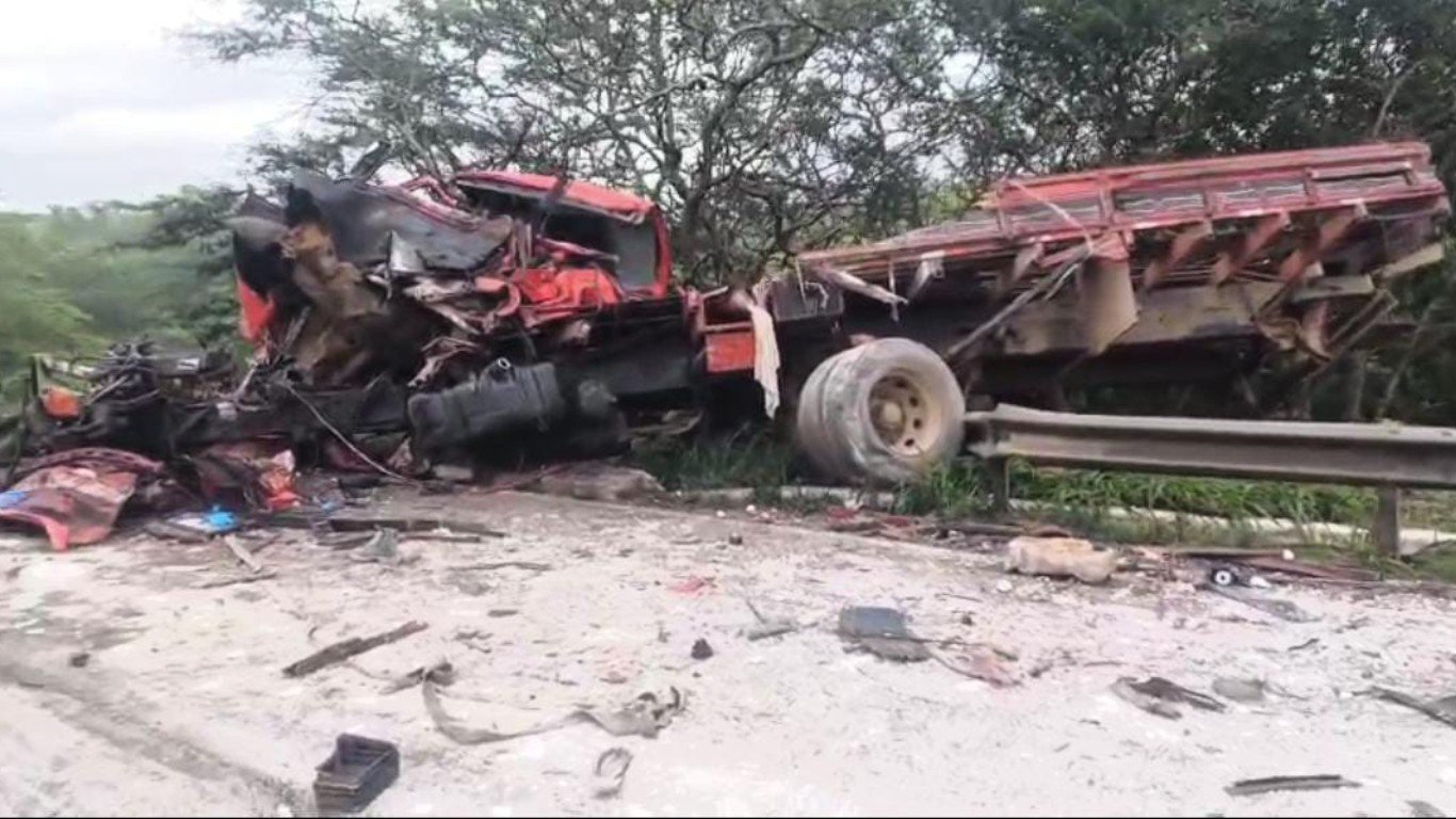Motoristas morrem após colisão de caminhões em Belo Jardim