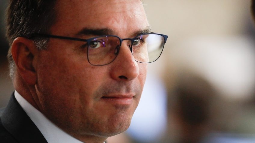O 'Investimento Privado' na Narrativa Política: Análise do Caso Flávio Bolsonaro e o Filme 'Dark Horse'
