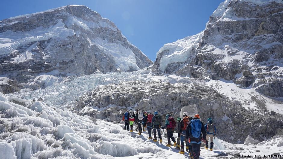 Nepal: Mega Bloco de Gelo no Everest Reduz Janela de Ascensão e Ameaça Economia do Turismo Extremo