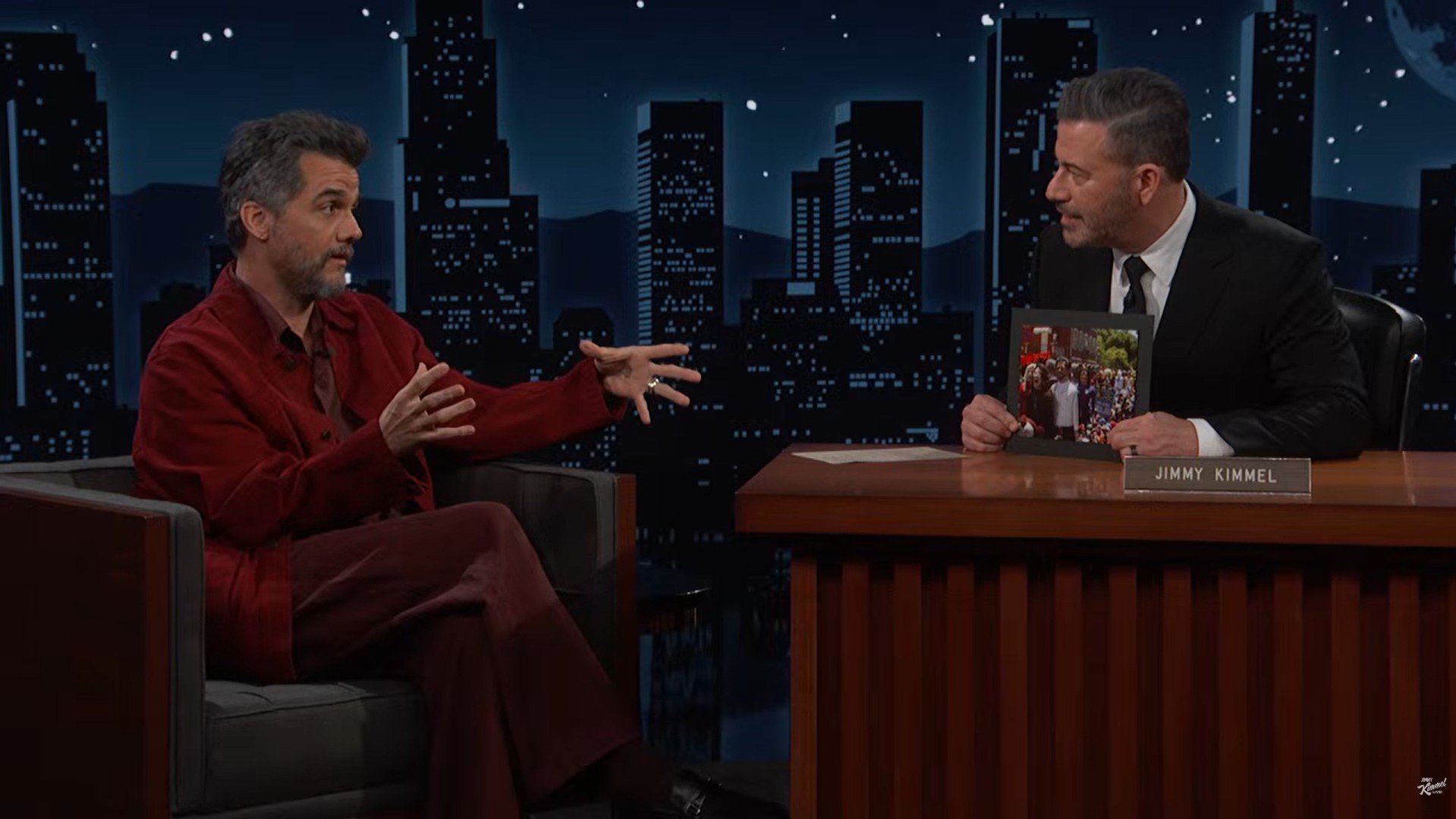 Wagner Moura Apresenta Bonecos Gigantes de Olinda no Jimmy Kimmel e Brinca Sobre Levá-los ao Oscar