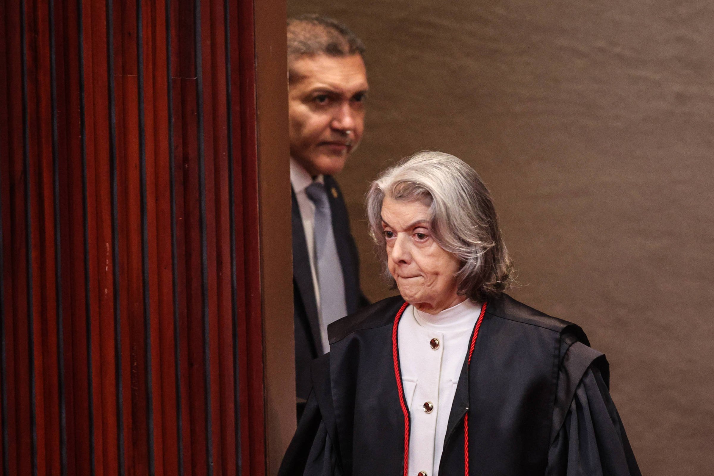 TSE Restringe Uso de IA em Eleições e Inverte Ônus da Prova para Conteúdo Sintético