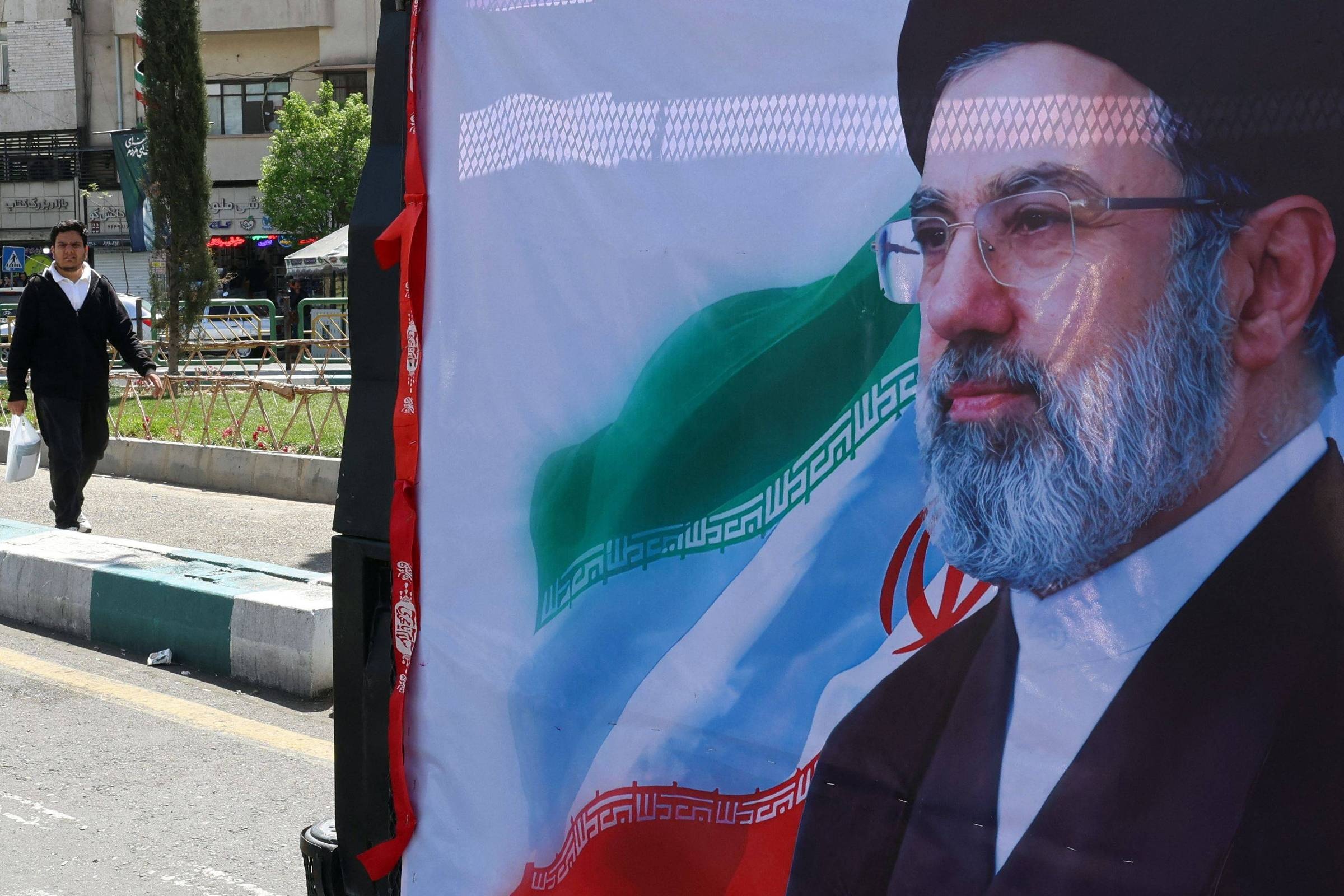 As Cicatrizes de Mojtaba Khamenei: Liderança Iraniana em Xeque Pós-Ataque Inédito
