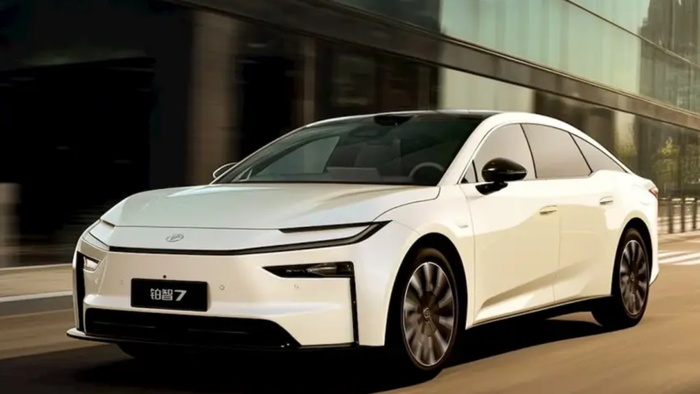 Toyota bZ7: O Elétrico que Redefine Preço e Luxo, Desafiando a Lógica de Mercado Global