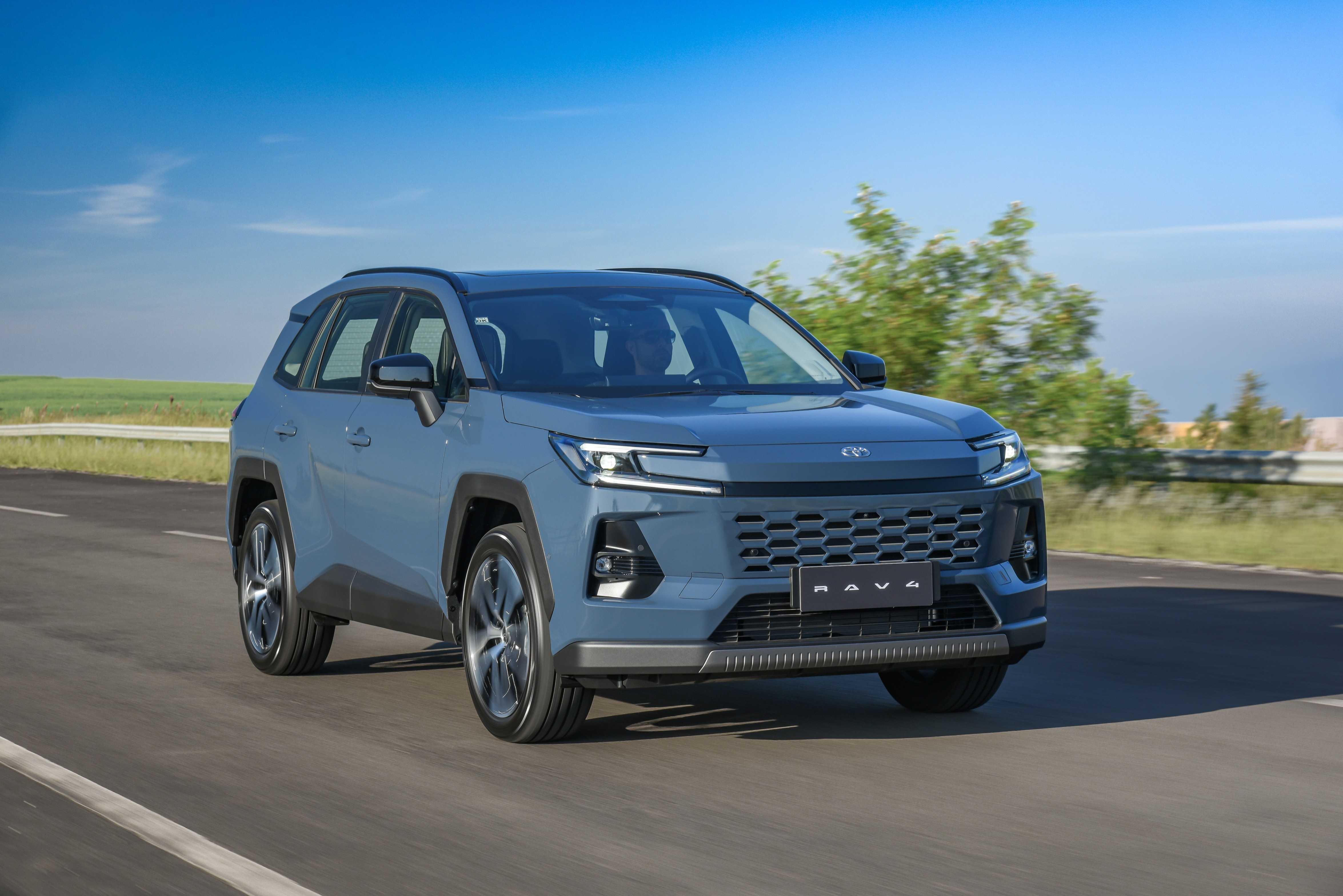 Toyota RAV4: A Virada Estratégica Híbrida na Guerra de Preços com a China