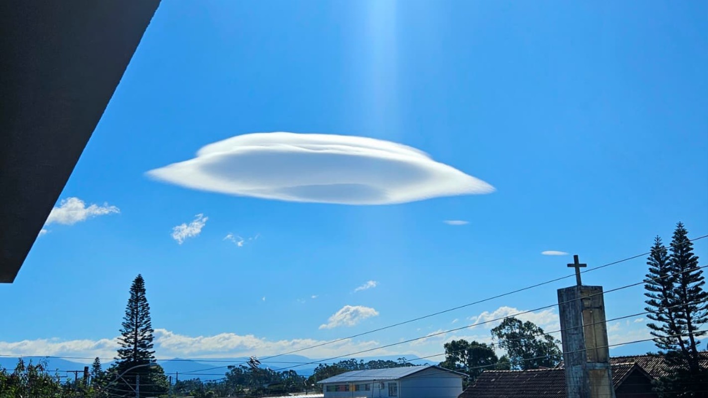 Nuvem Lenticular no Litoral Gaúcho: O Que o Fenômeno Raro Revela Sobre Nossa Percepção e a Era da IA
