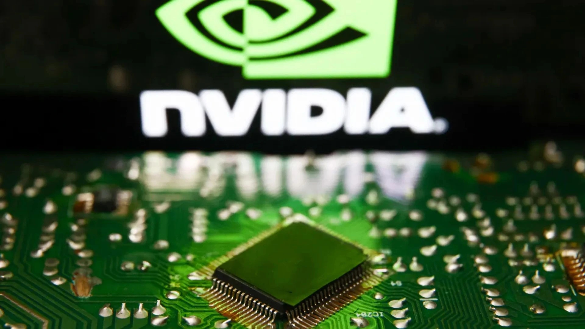 Nvidia Retoma Vendas de Chips H200 para a China: Um Xadrez Geopolítico com Impacto Bilionário