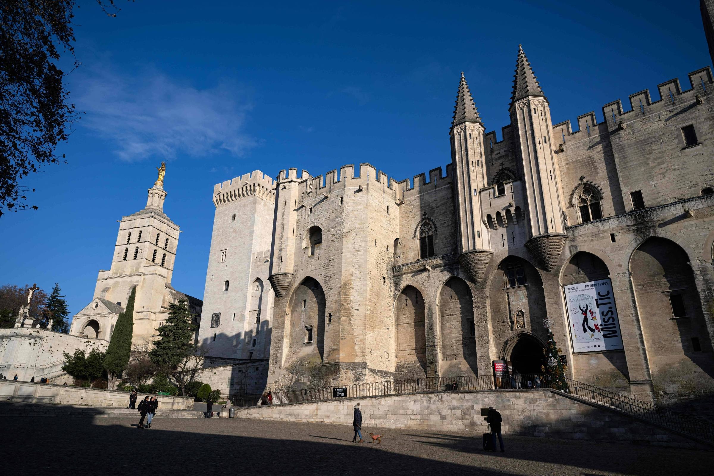 Avignon Revisitada: O 'Cativeiro da Babilônia' do Papado e Suas Lições para a Geopolítica Contemporânea