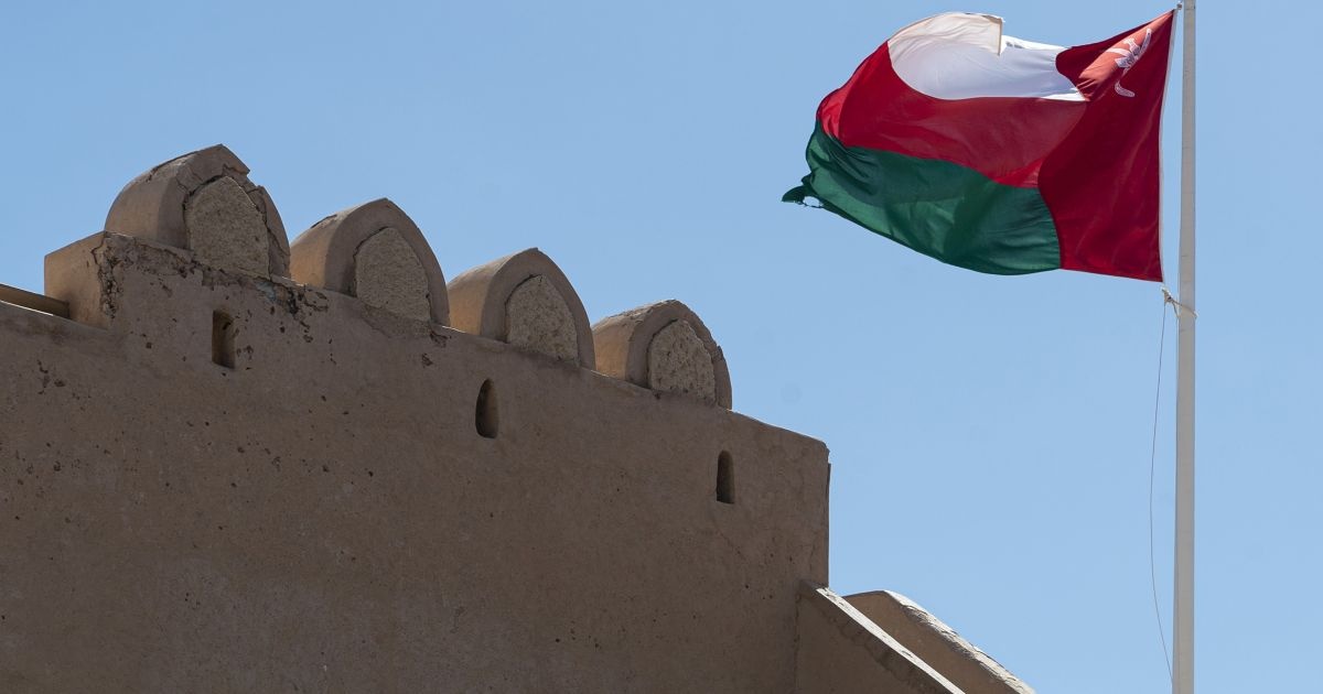 Omã Impulsiona Diversificação Econômica com Acordos de US$ 519 Milhões em Projetos Industriais Estratégicos