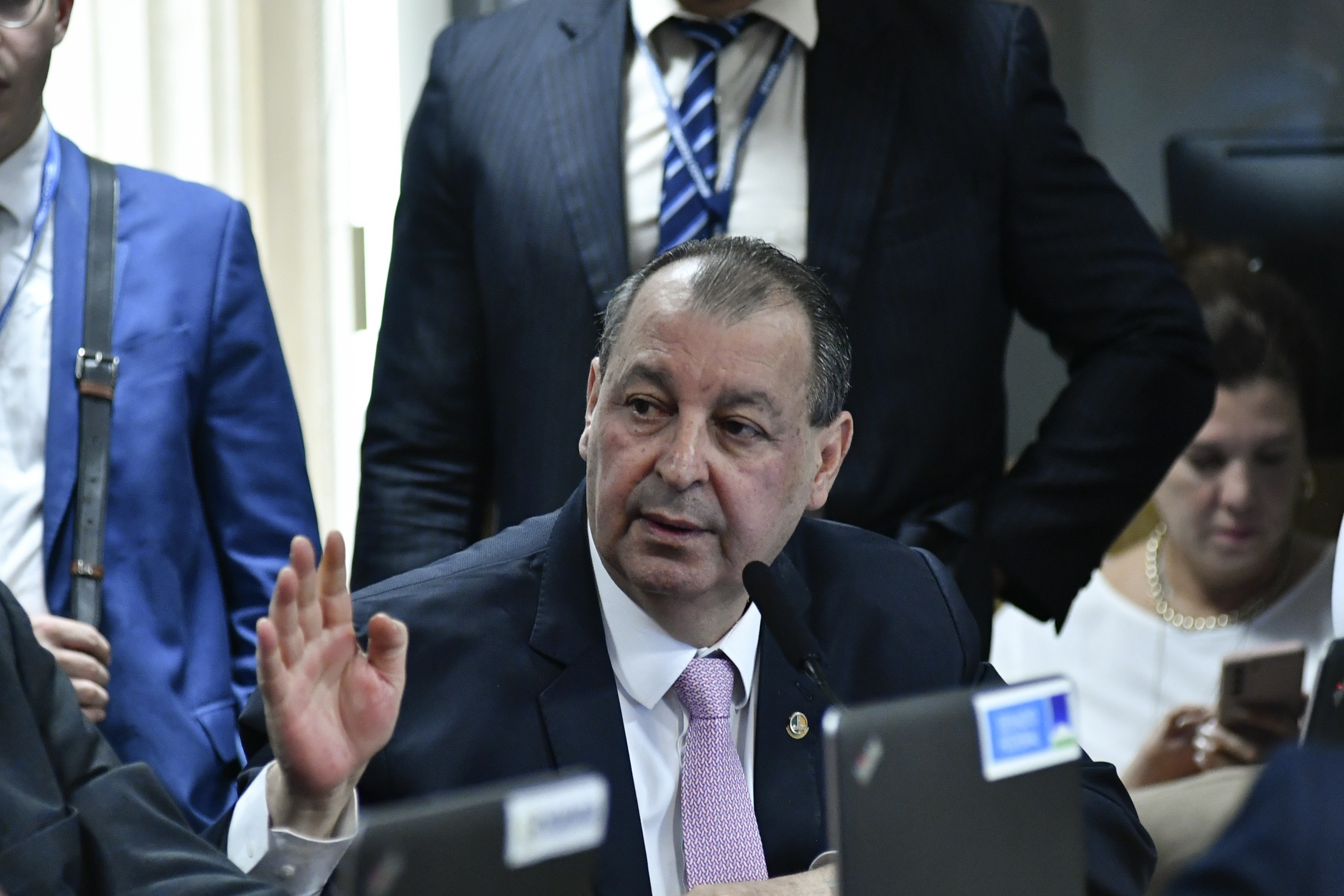 Fim da Escala 6x1: O que a Proposta de Omar Aziz Significa para o Seu Bolso e a Produtividade Nacional