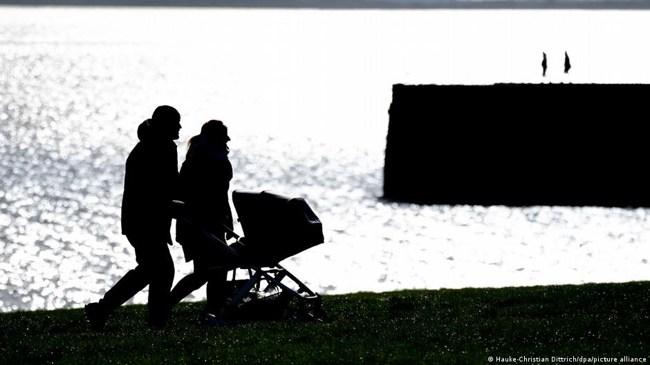 Geração Z e o Paradoxo de Gênero: Um Terço dos Homens Deseja 'Mulheres Obedientes', Revela Estudo Global