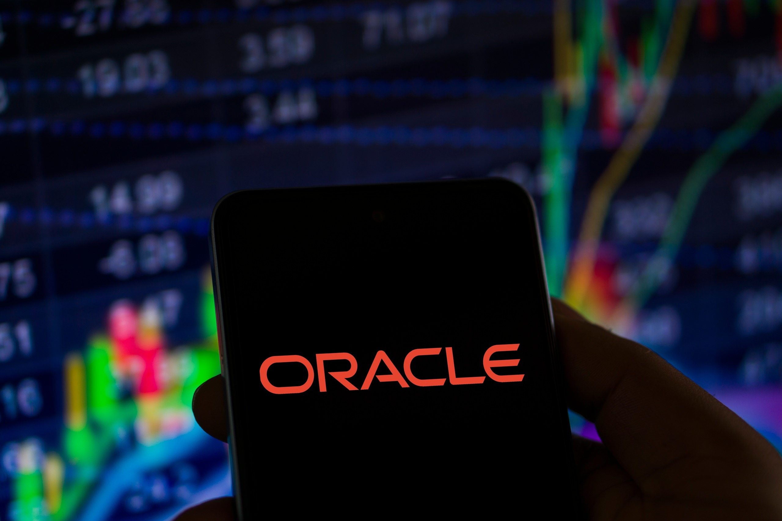 Oracle Desafia o Ceticismo com Crescimento Estrondoso em Nuvem e IA: O Paradoxo da Inovação Capital-Intensiva