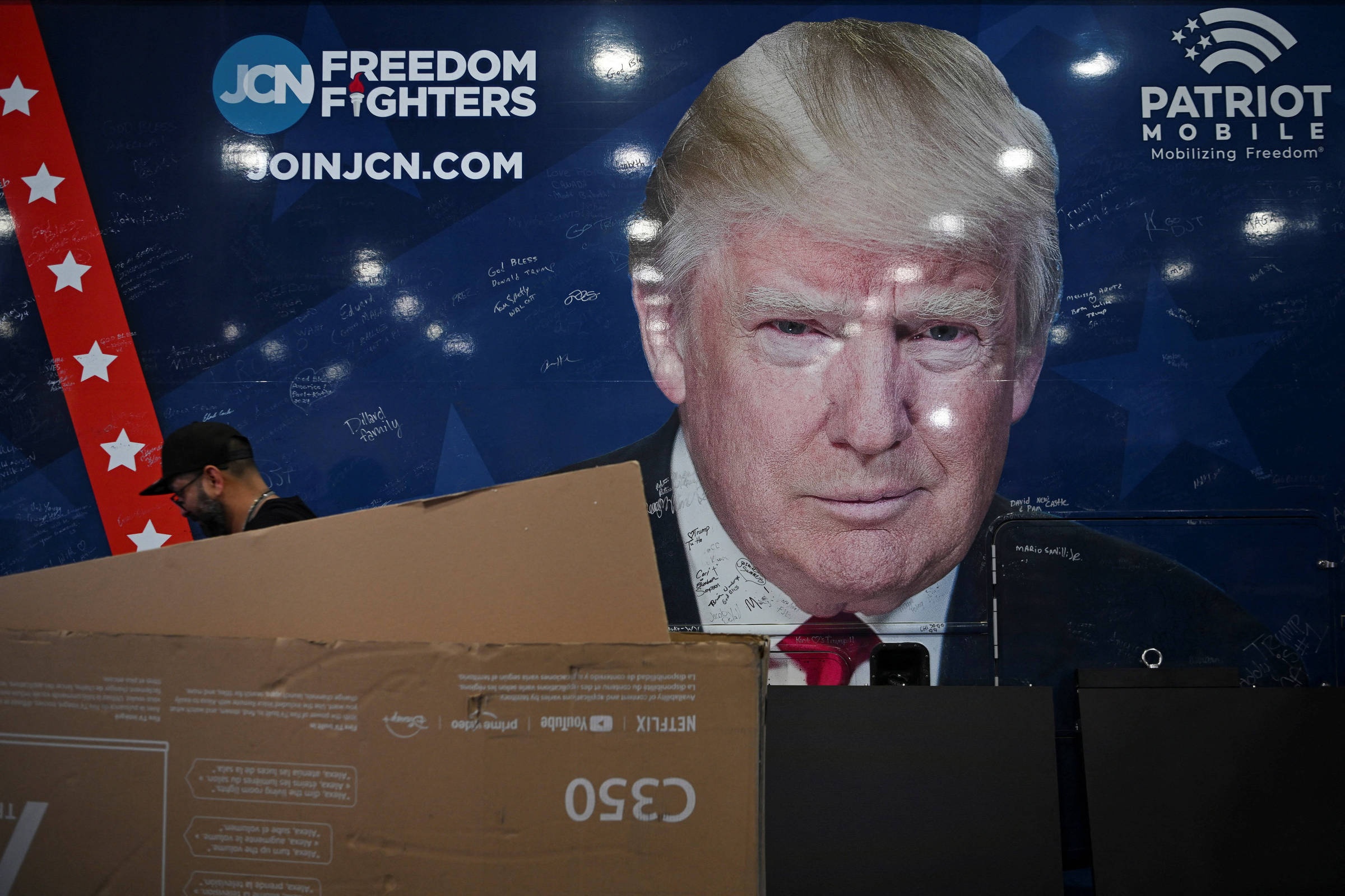 EUA Sob Ameaça Autoritária: O Colapso da Democracia Liberal e Suas Repercussões Globais