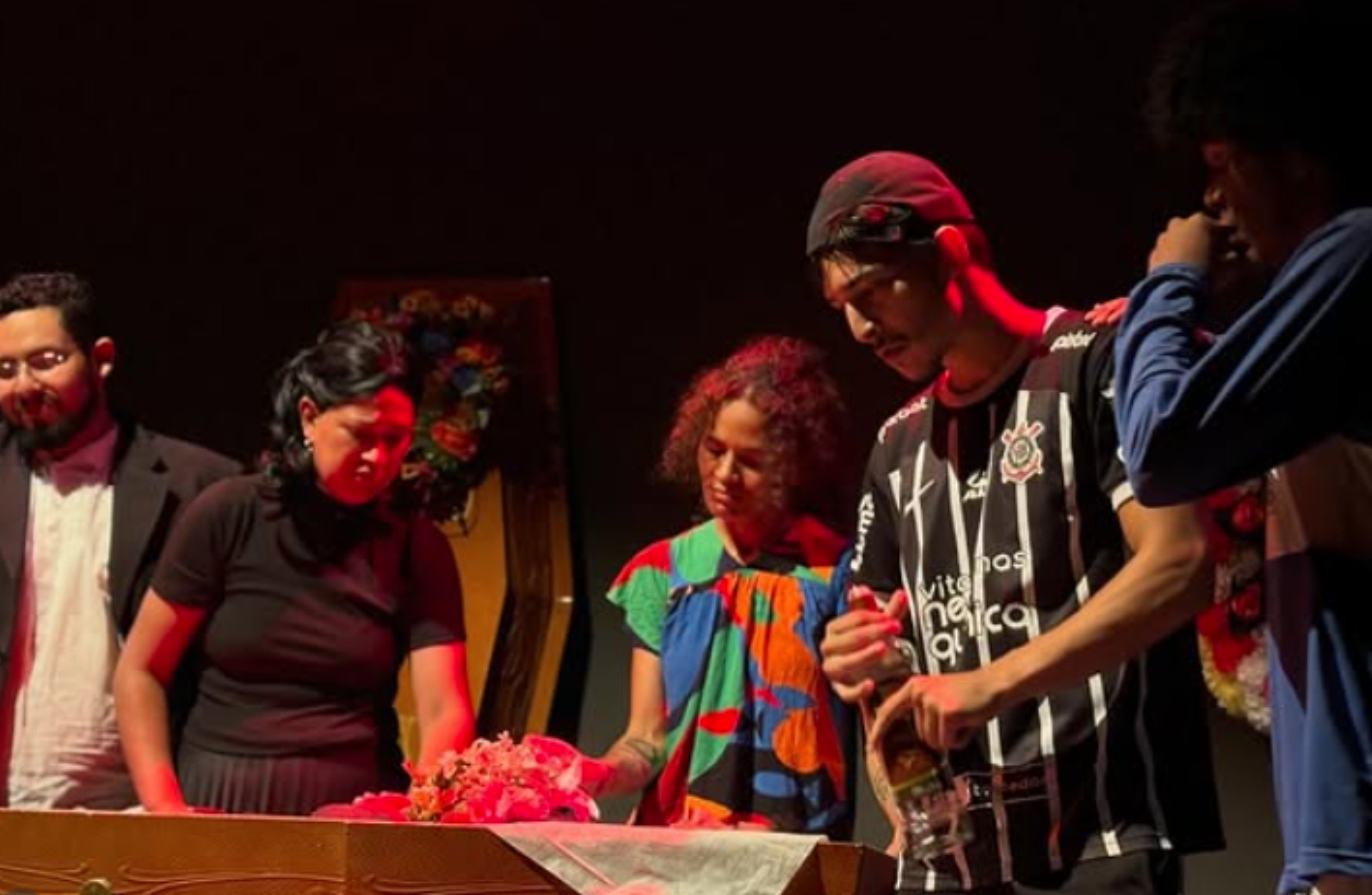 Peça 'Velório à Brasileira' Retorna a Rio Branco com Nova Temporada em Março