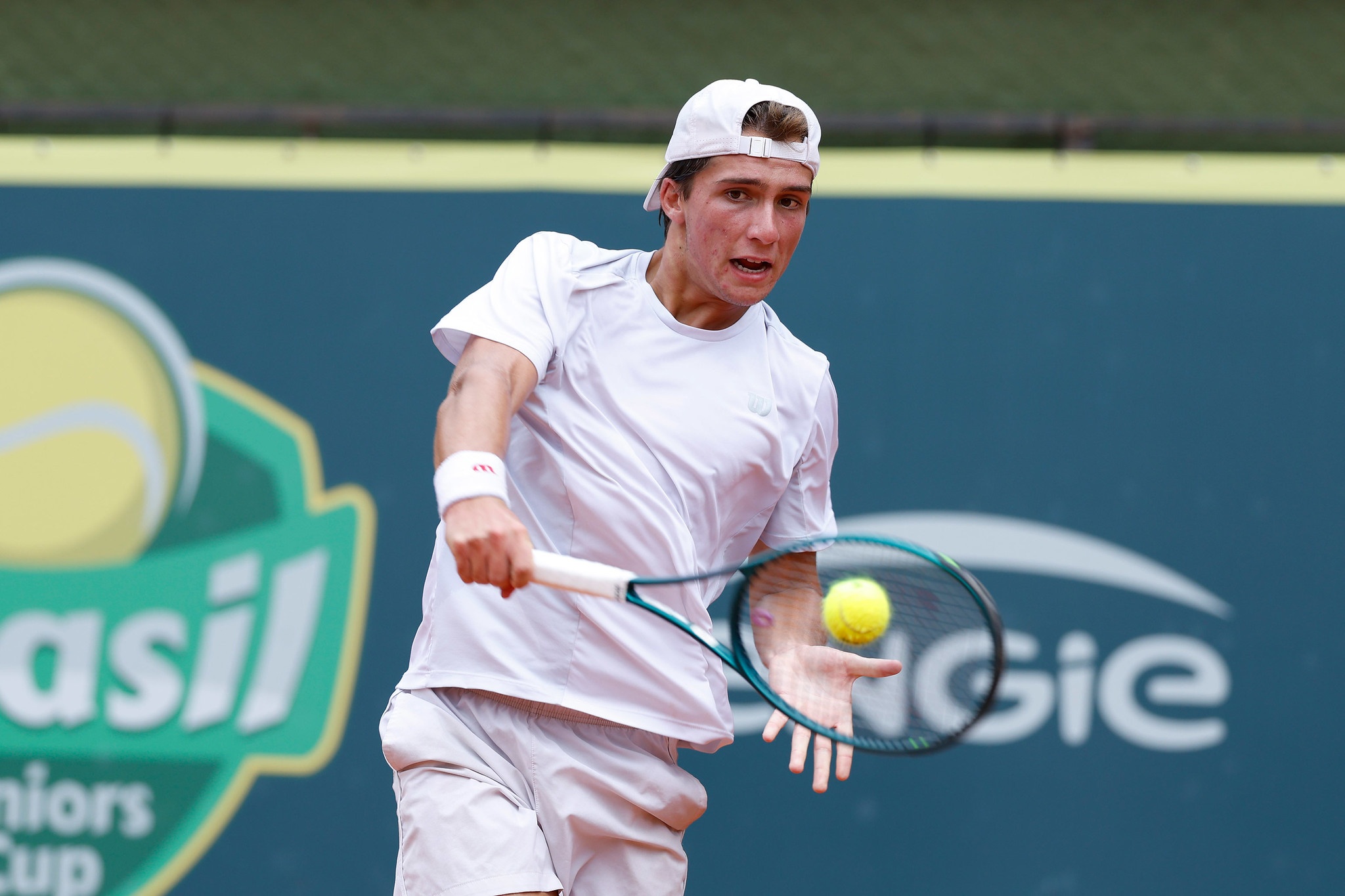 Ascensão Brasileira no Tênis Juvenil Internacional: Promessas Brilham em J300 e J200