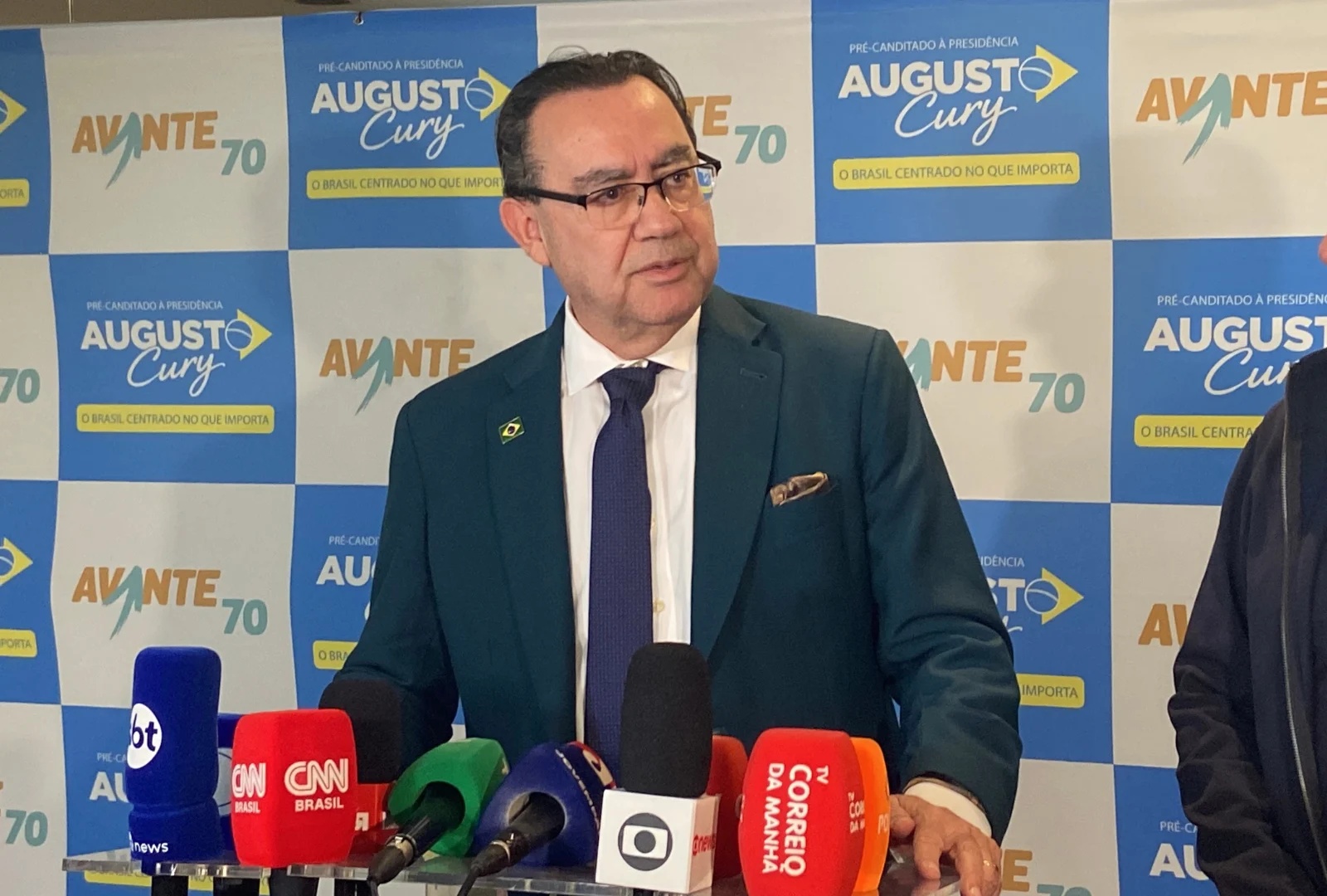 Ascensão de Augusto Cury na Corrida Presidencial Reconfigura Dinâmicas Eleitorais de 2026