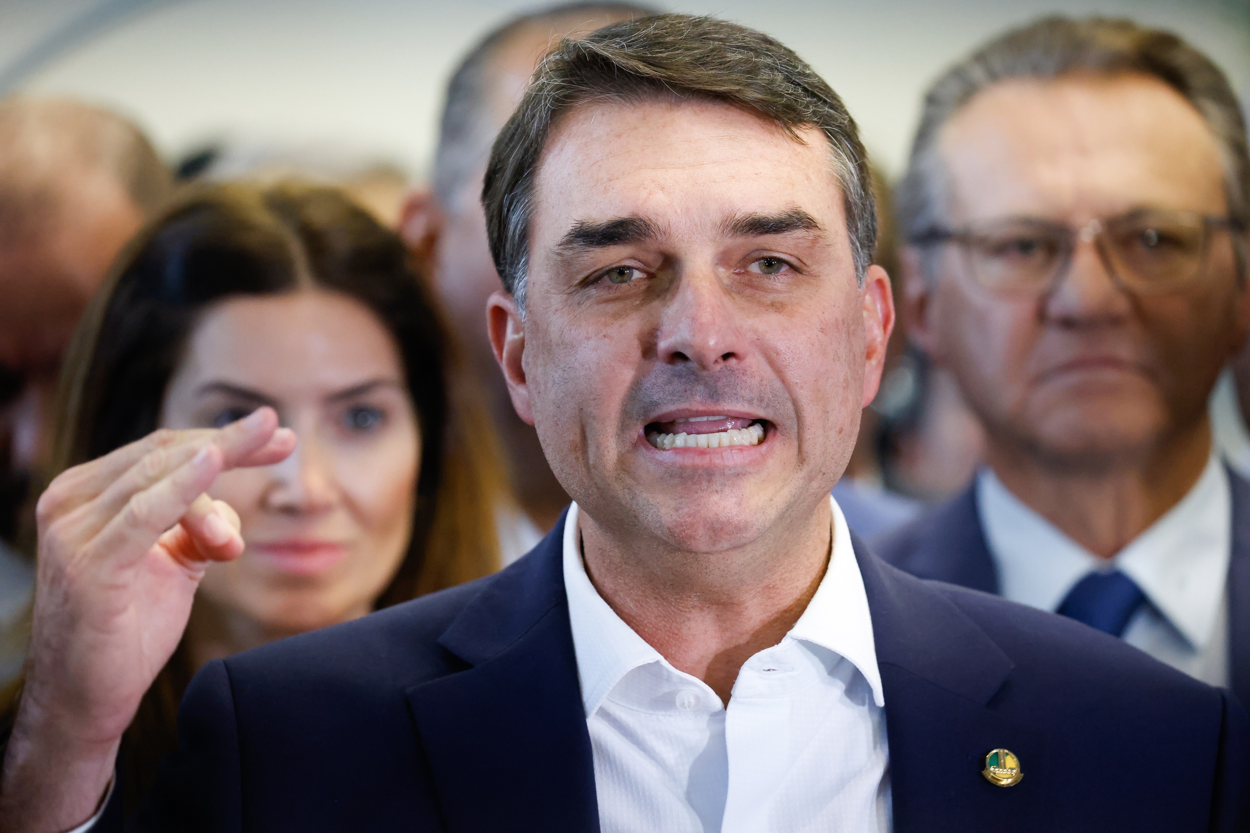 O Efeito Dominó de Flávio Bolsonaro: Como Negócios Pessoais Abalam os Pilares da Direita para 2026