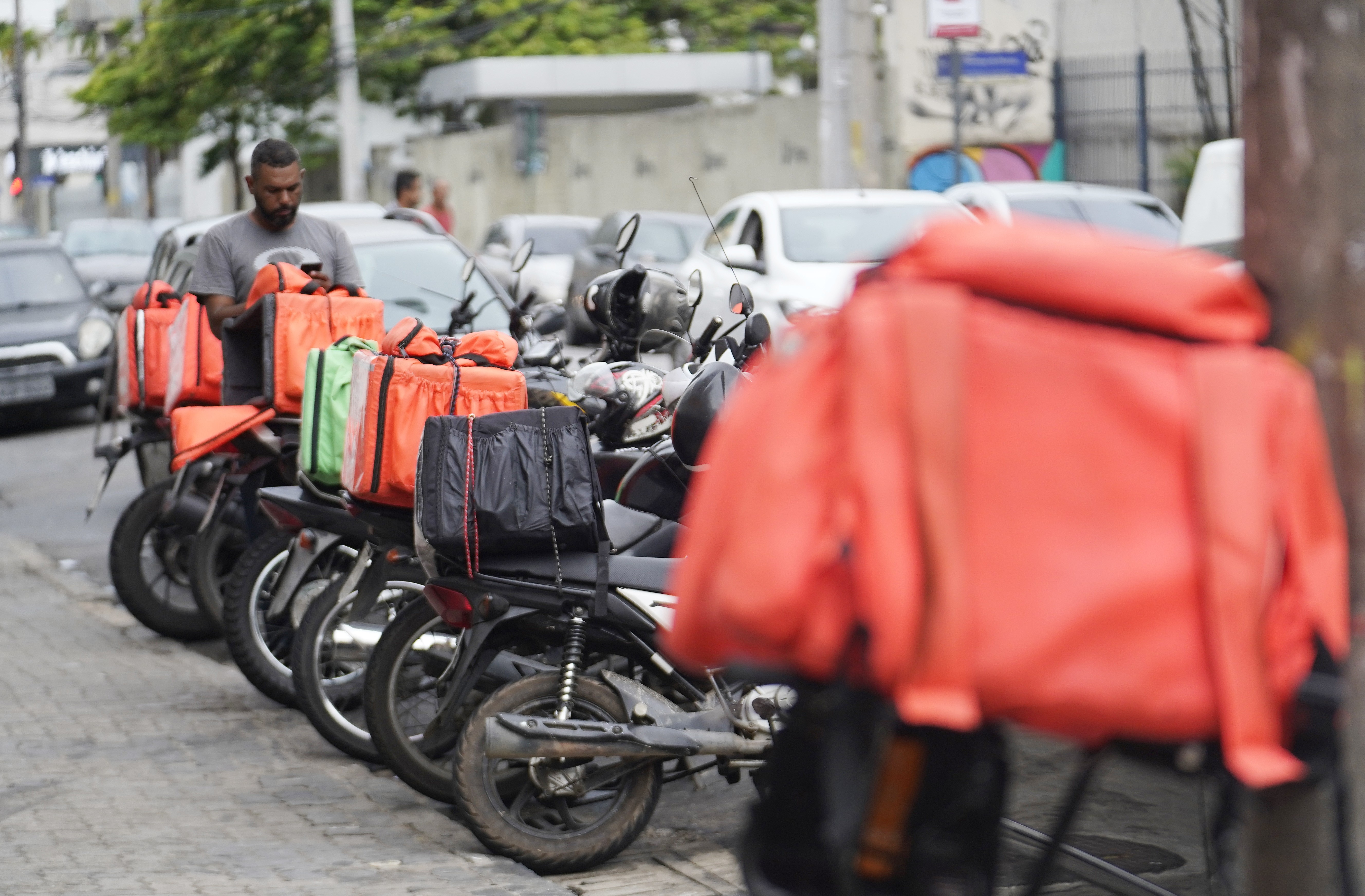 PL dos Aplicativos: Entenda a Proposta de Remuneração e o Dilema Político por Trás dos Seus Direitos