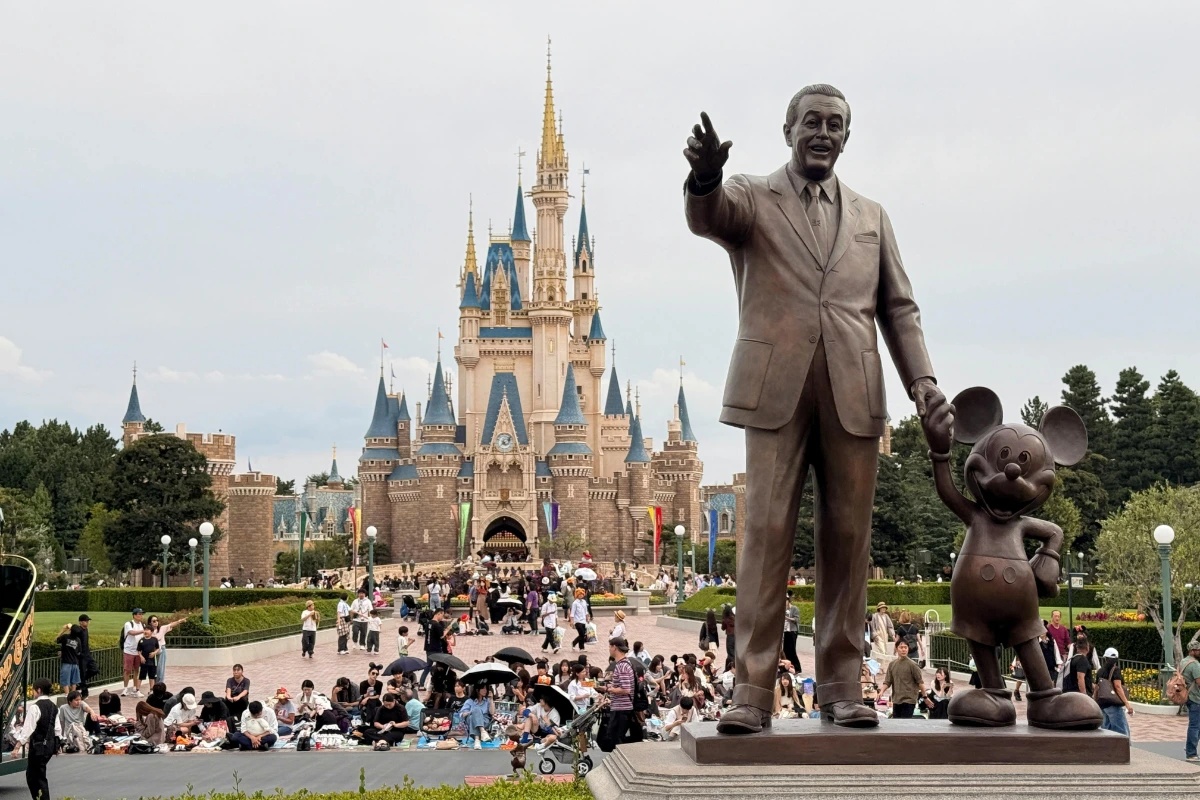 O Xadrez da Disney: Receita Cresce com Estratégia Integrada, Desafiando a Queda de Visitantes em Parques