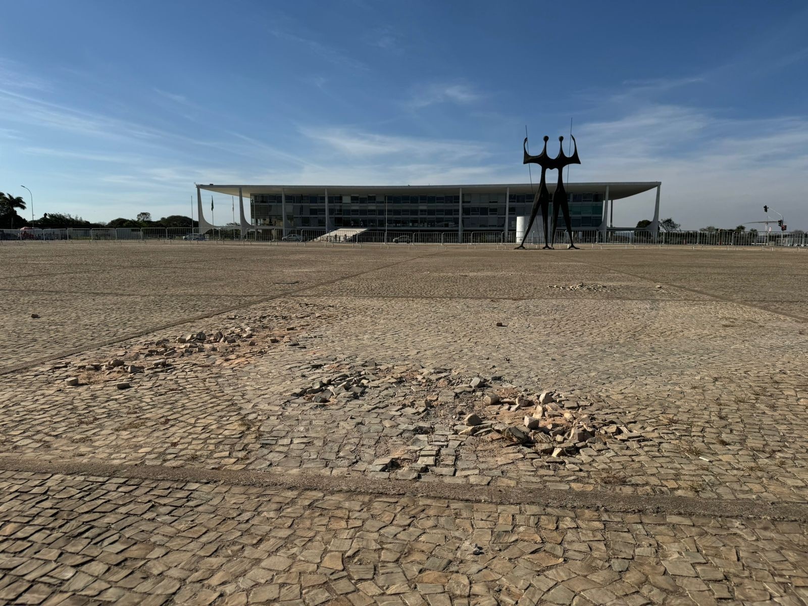 Praça dos Três Poderes: A Entrega da Reforma e os Desafios da Gestão do Símbolo Nacional