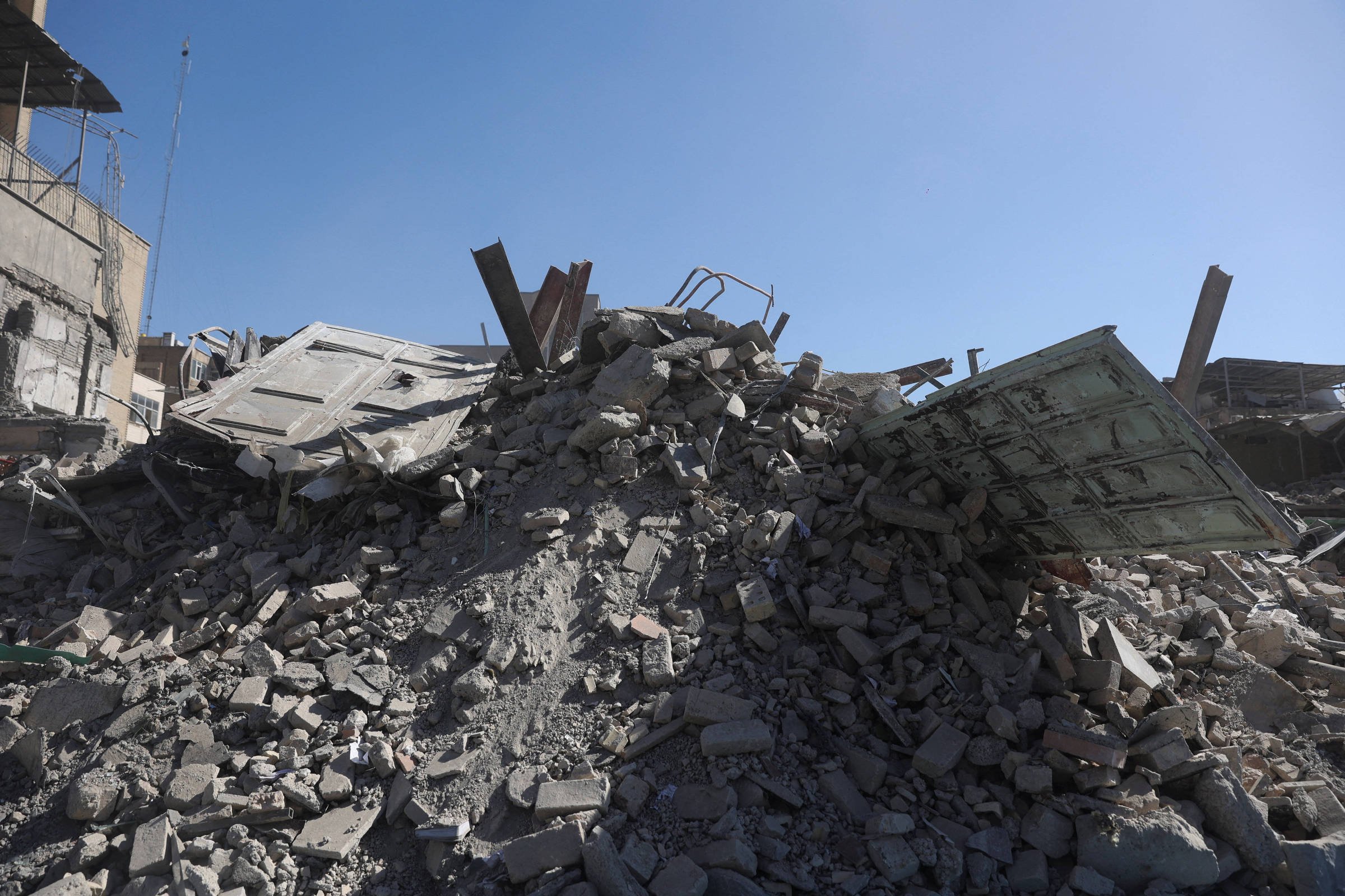 Sede de órgão que elege líder supremo do Irã é destruída em ataque aéreo