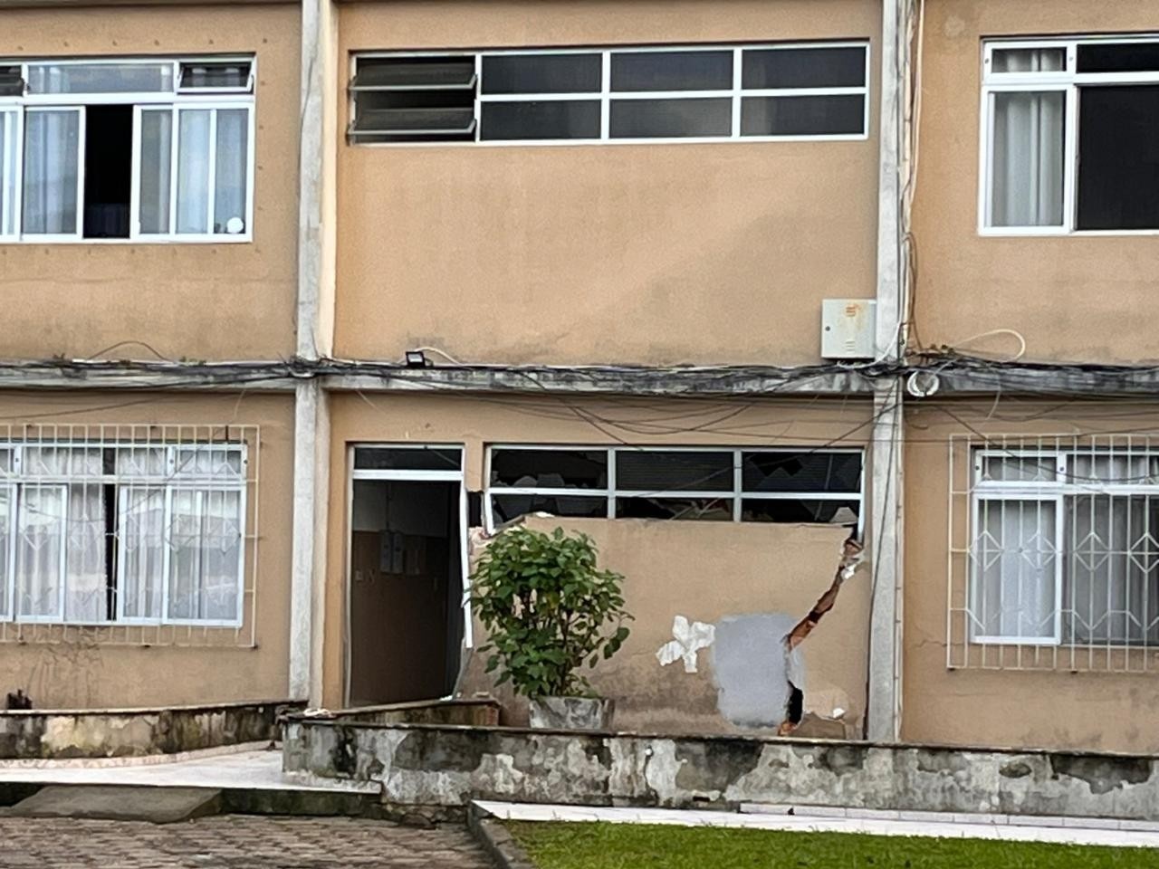 Demolição do Edifício Irajá em Itajaí: Um Alerta Estrutural e a Resiliência da Moradia Urbana