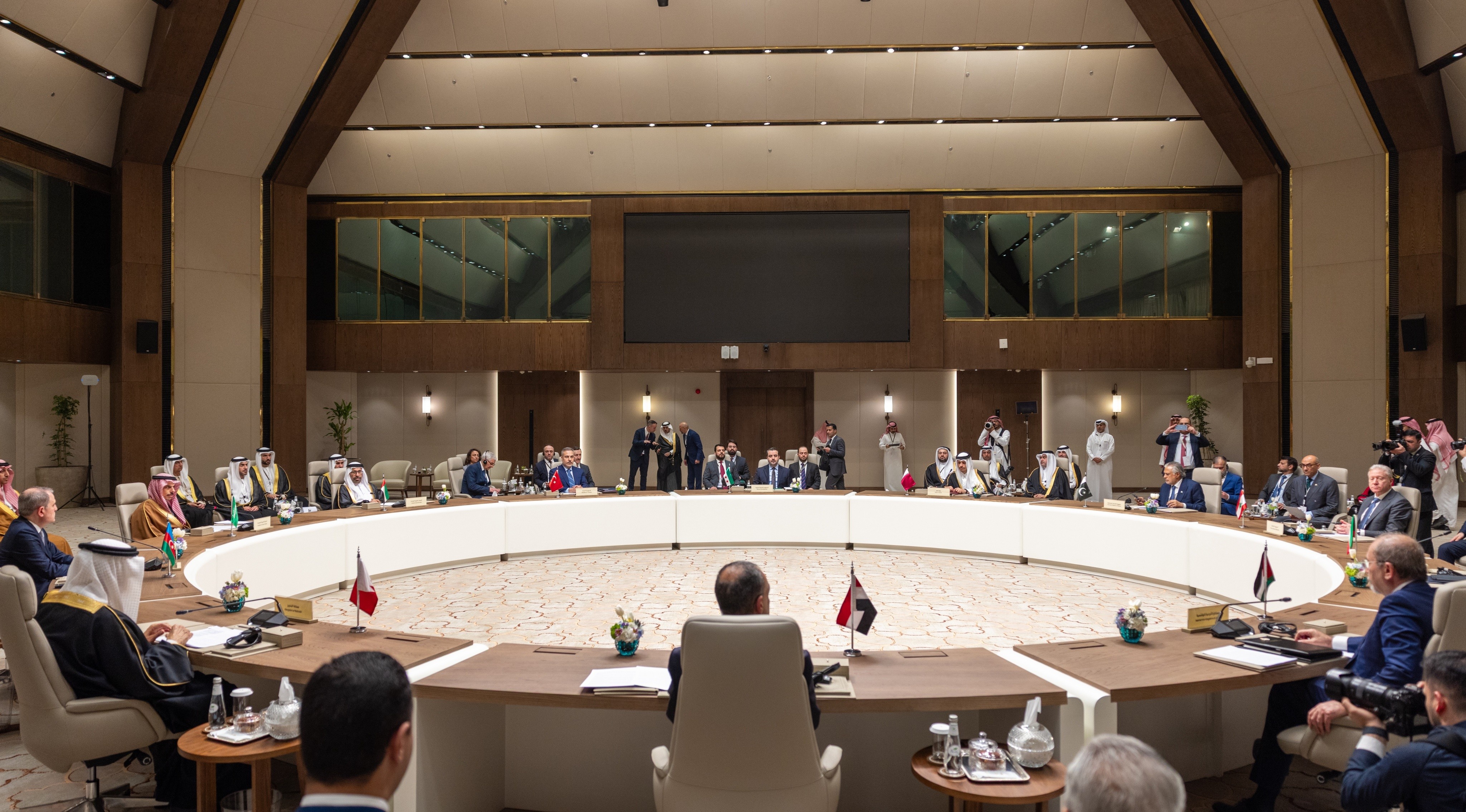 Crise Energética no Golfo: Ataques no Catar Acendem Alerta Global de Abastecimento e Inflação