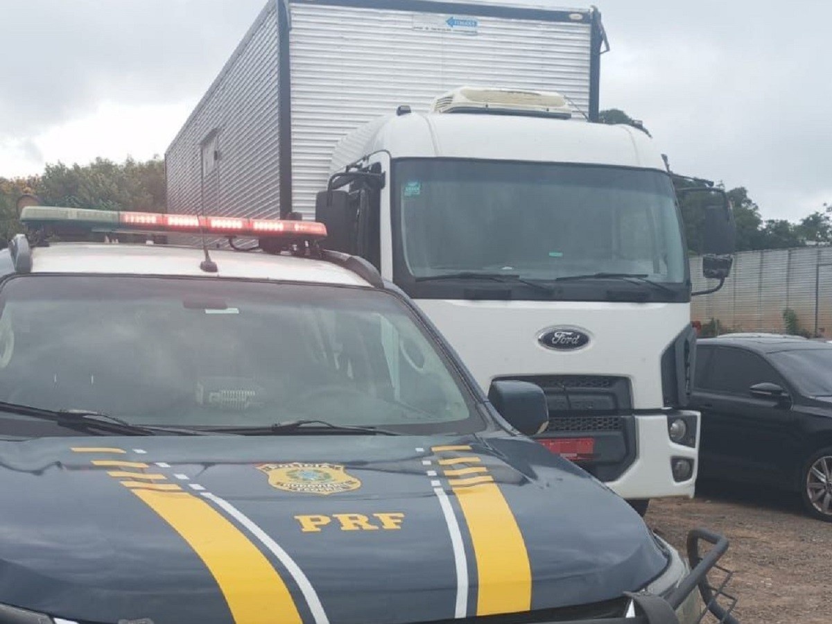 Radiografia da Irregularidade: Caminhão Retido com R$ 80 Mil em Débitos na BR-470 Revela Preocupações para a Segurança e a Economia Regional