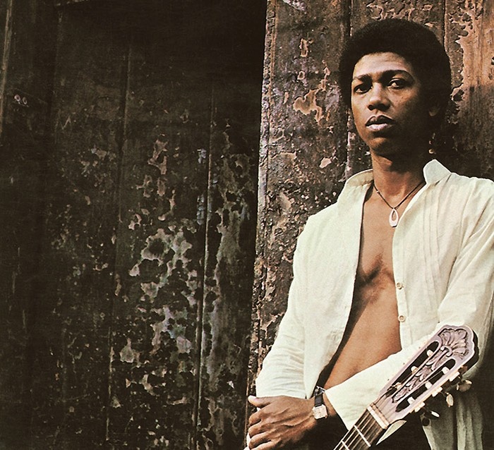 O Legado de Djavan: Como o Debut de 50 Anos Revela a Tensão Entre Arte e Mercado na Música Brasileira