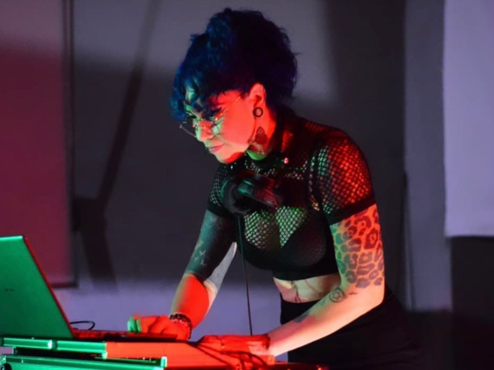 A Dupla Batida de Aldine Montenegro: Como uma Professora-DJ Acreana Redefine o Trabalho na Economia Criativa Regional