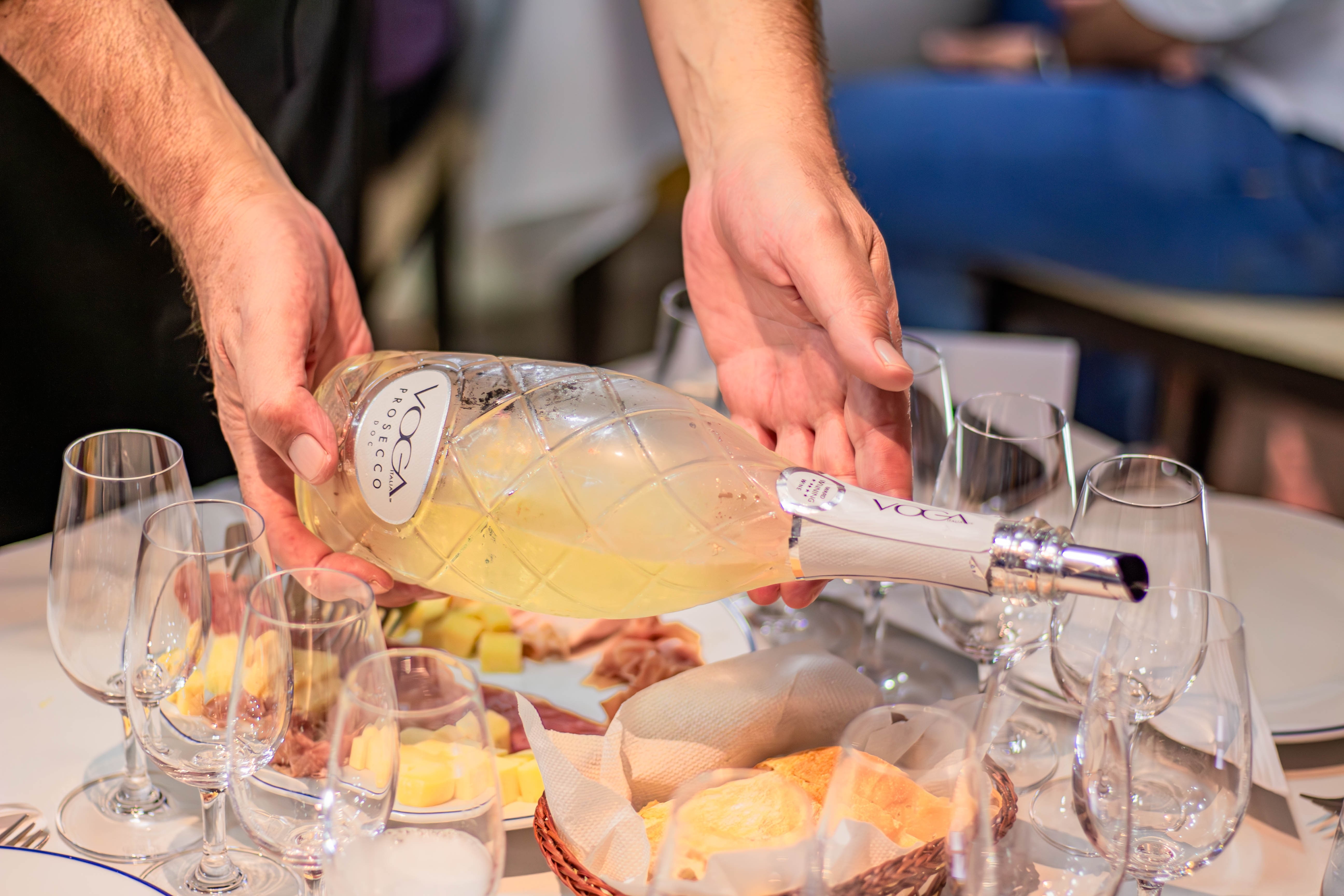 A Temperatura do Vinho: Como um Detalhe Subestimado Redefine a Experiência e a Economia Regional