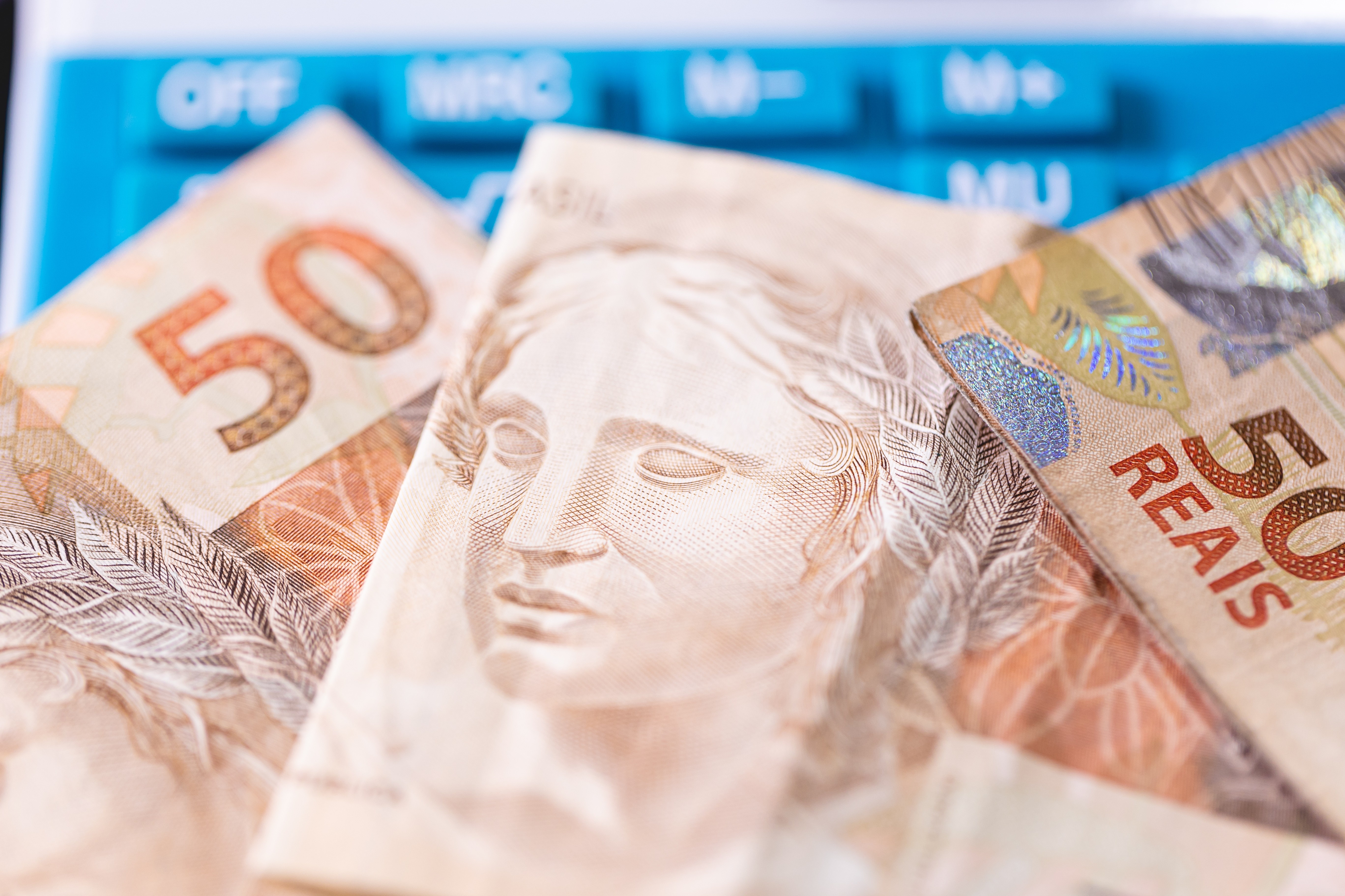 Radiografia do Endividamento: 70% dos Brasileiros em Dívida e o Impacto Silencioso nas Relações Sociais