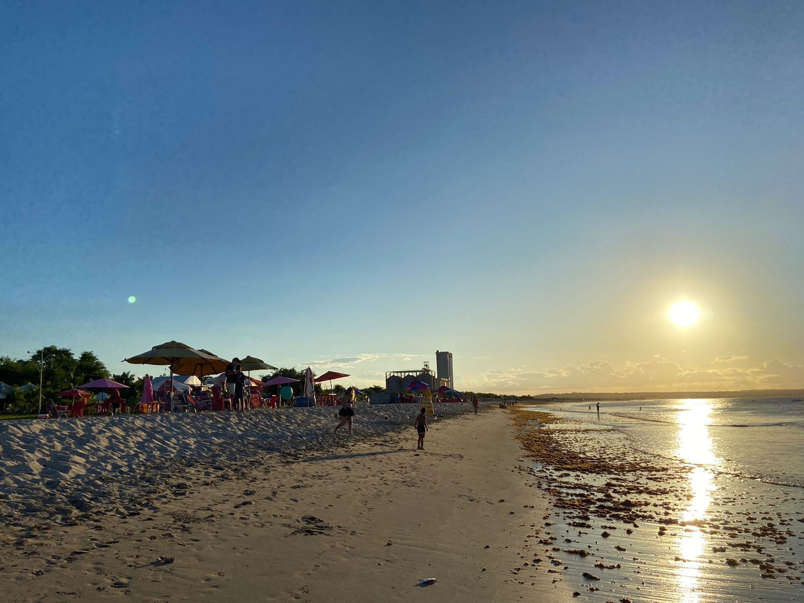 Alerta Vermelho nas Praias da Paraíba: Mais que um Impedimento, um Sintoma Urbano e Econômico