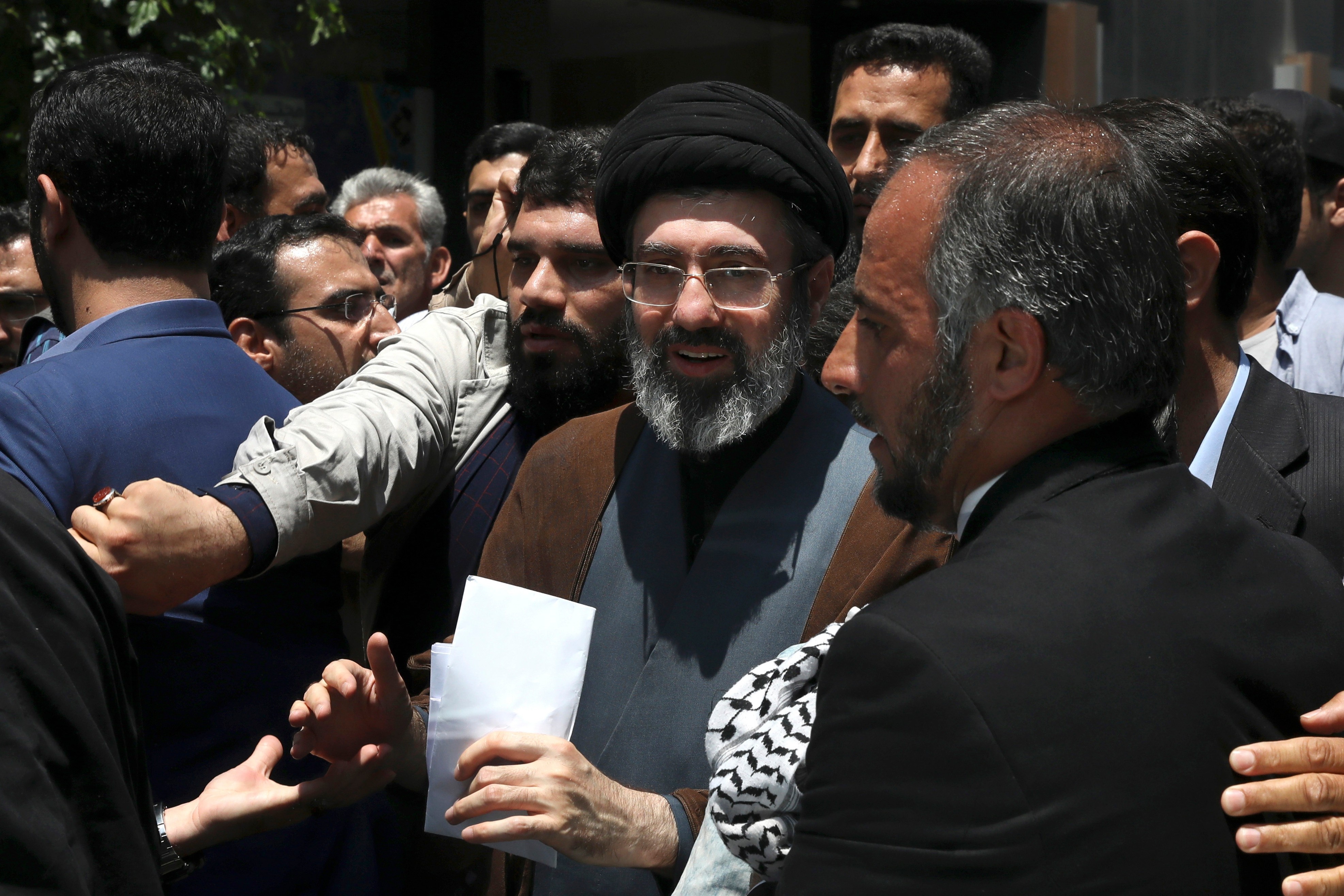 A Ascensão de Mojtaba Khamenei: Continuidade Hardline e o Futuro Incerto do Irã