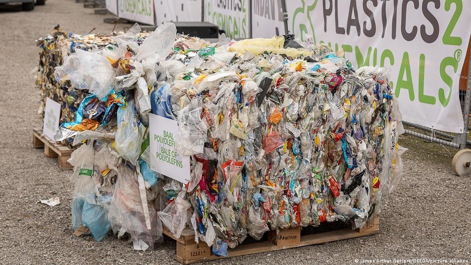 A Miragem da Reciclagem Avançada: O Desafio Global do Plástico e a Realidade Oculta