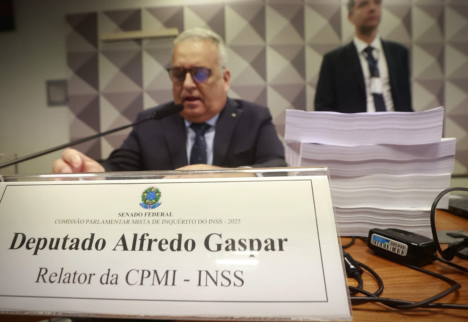 CPI do INSS: Indiciamentos e o Padrão de Vulnerabilidade Financeira e Política no Brasil