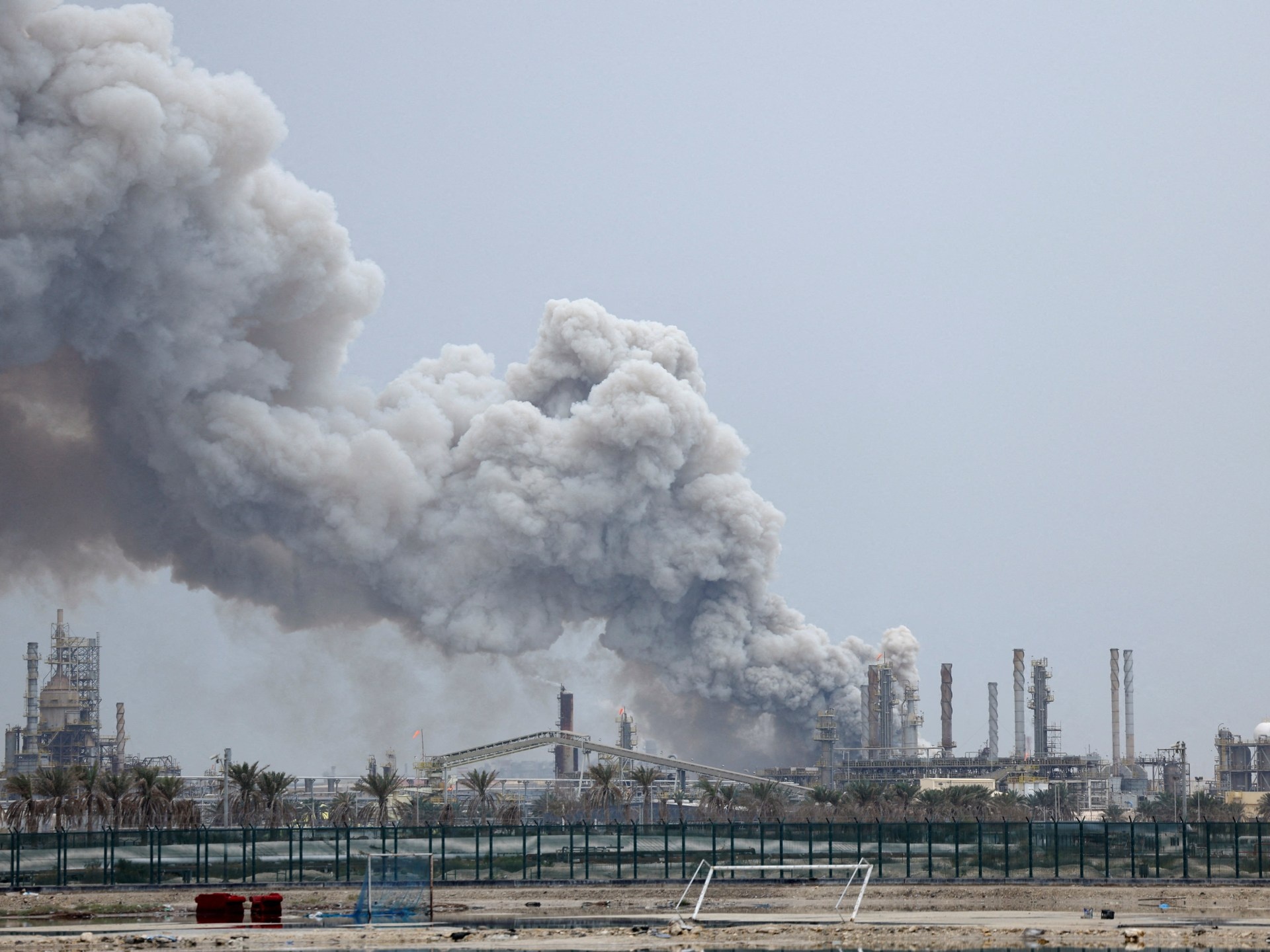 Escalada de Ataques no Golfo Persa Eleva Preço do Petróleo e Acende Alerta Global