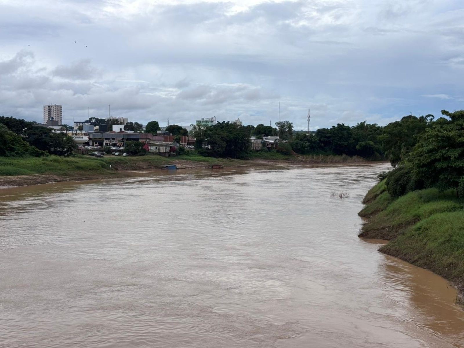 Rio Acre: A Recorrência das Cheias e o Alarme Climático na Capital Acreana