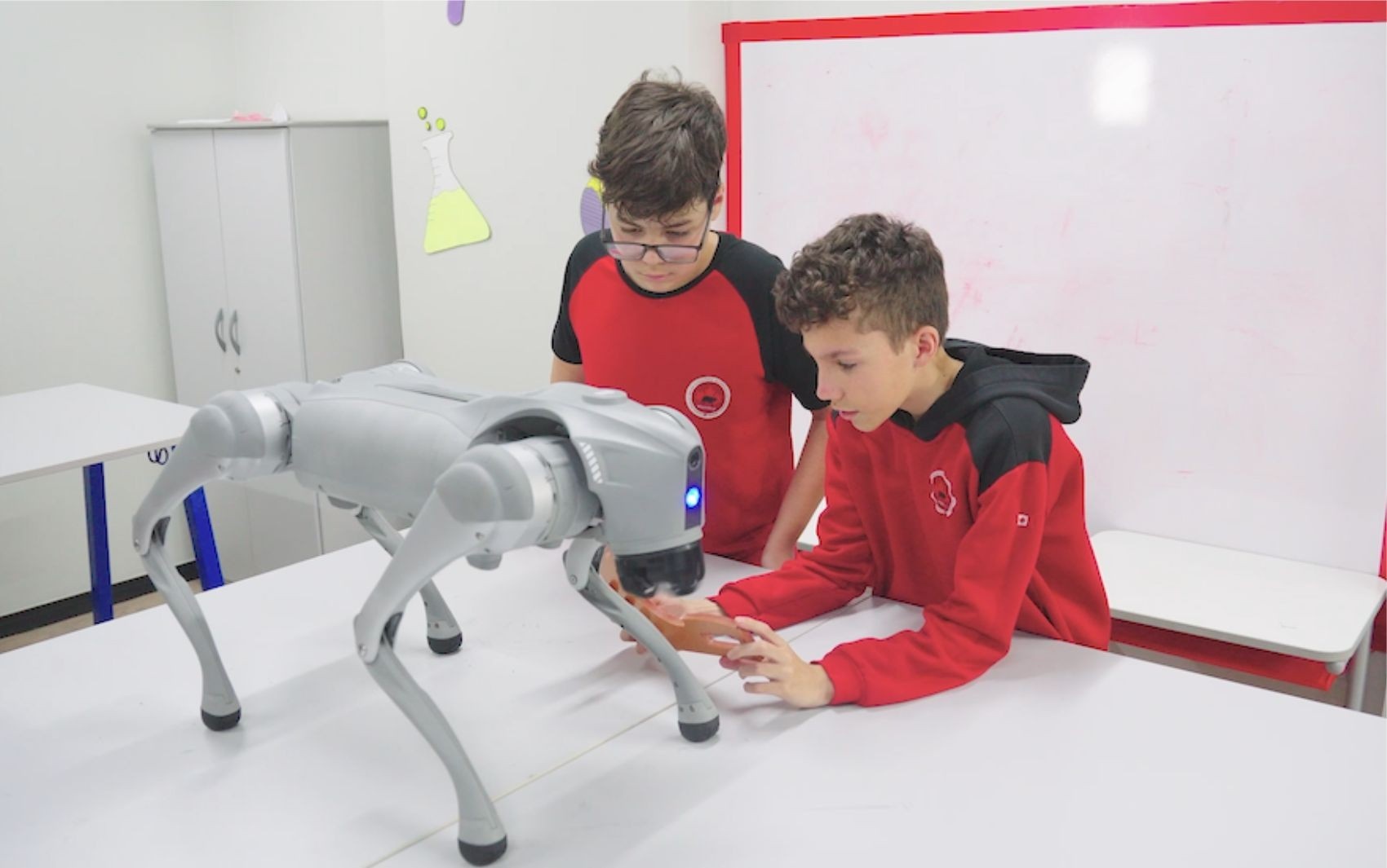 Robôs Humanoides e Quadrúpedes Apoiam o Aprendizado em Escolas de Goiás e DF